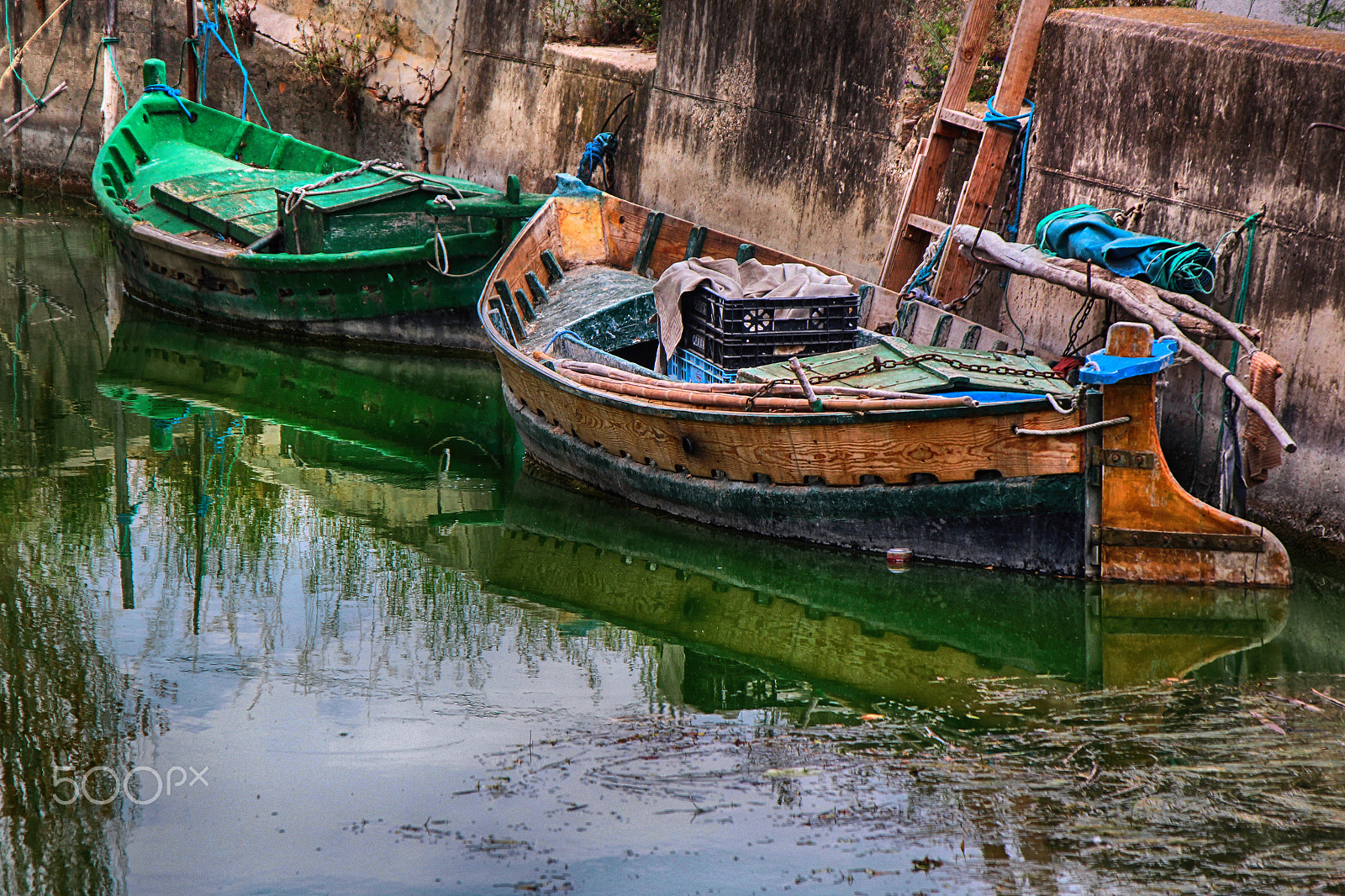 Canon EOS 700D (EOS Rebel T5i / EOS Kiss X7i) + Tamron AF 28-300mm F3.5-6.3 XR Di LD Aspherical (IF) Macro sample photo. There were two boats, rather small, and neglected photography