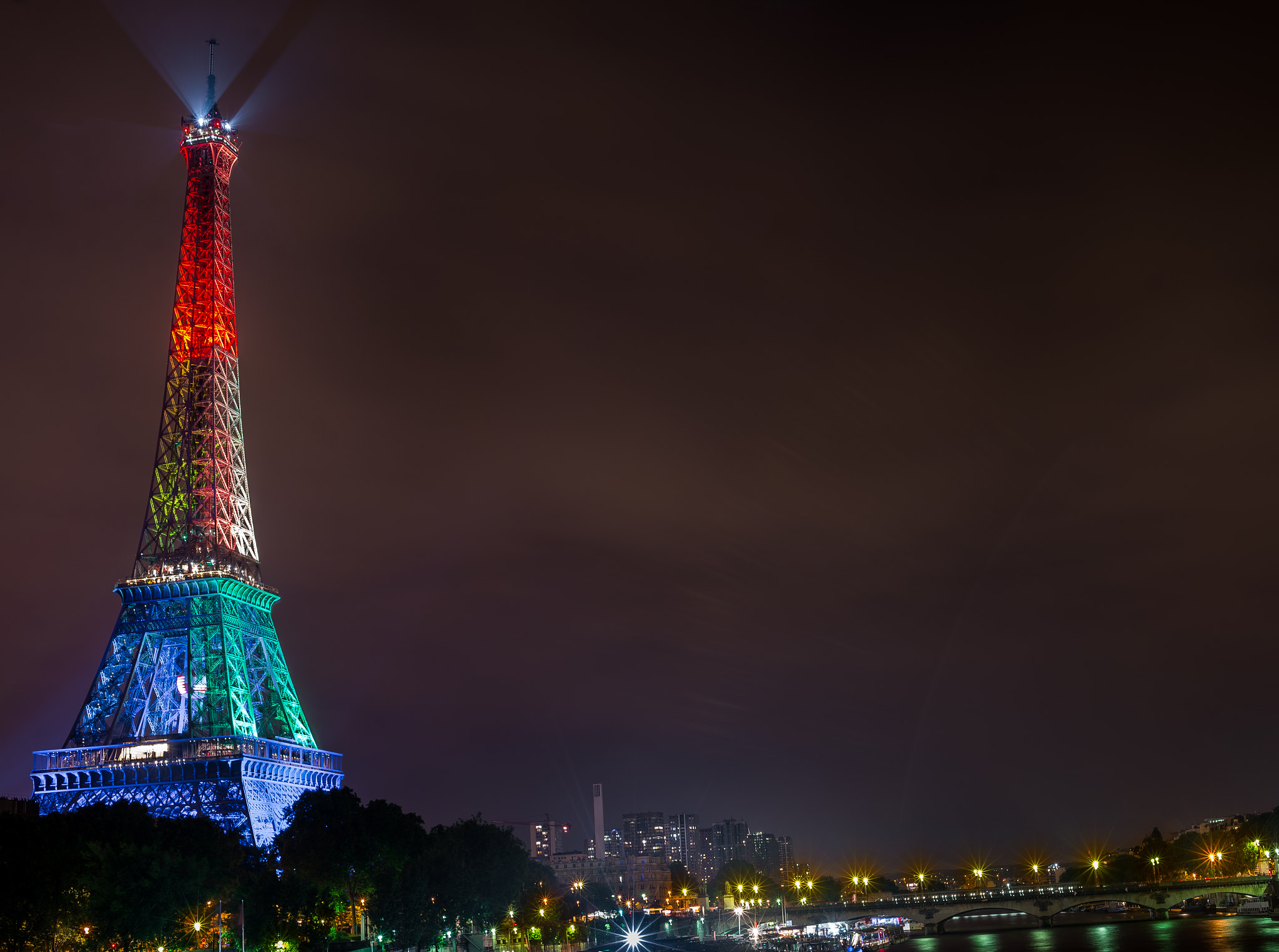 Nikon D600 + AF Zoom-Nikkor 35-70mm f/2.8 sample photo. Love wins @ tour eiffel photography