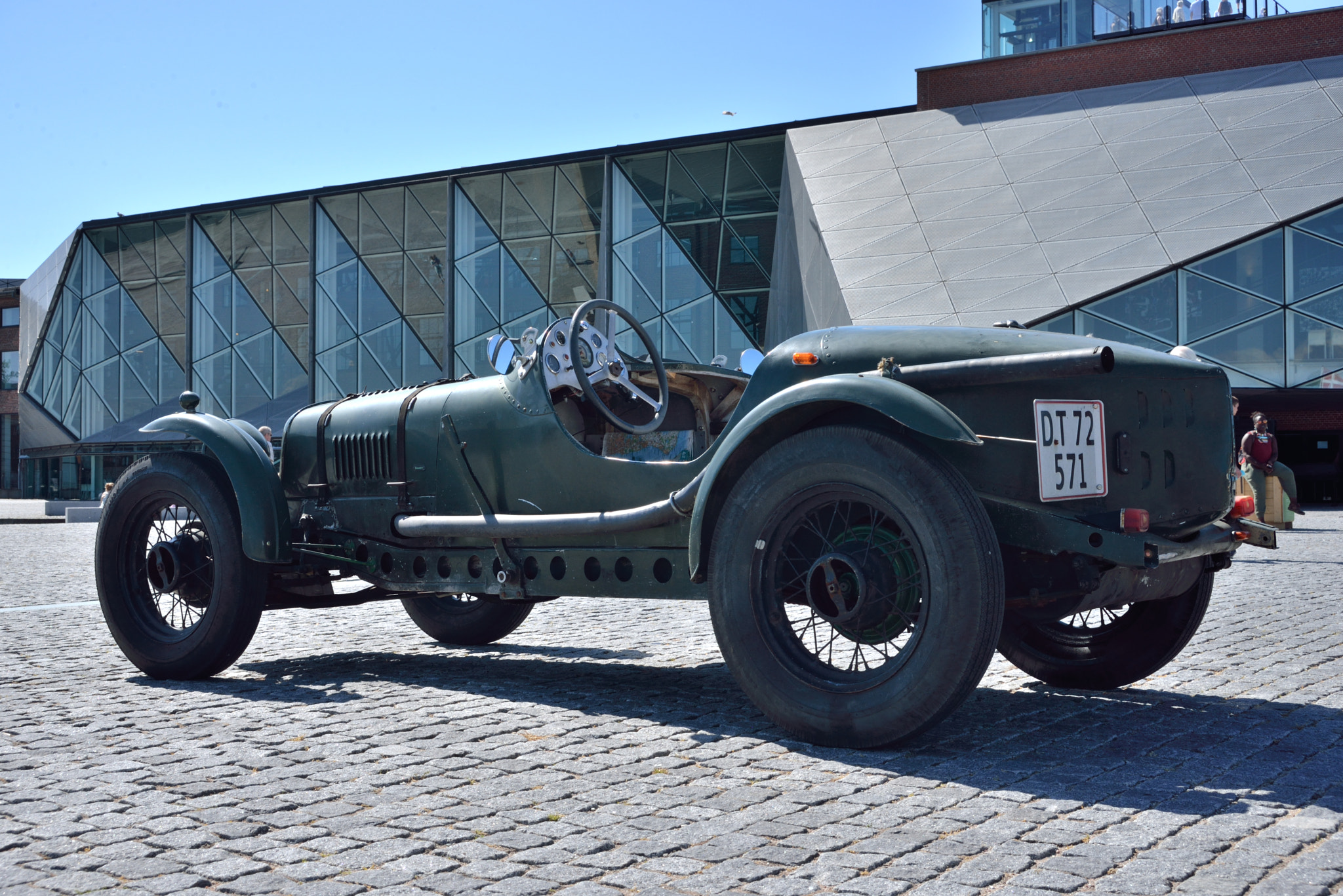 AF Zoom-Nikkor 28-70mm f/3.5-4.5D sample photo. Oldtimer meets modern architecture photography