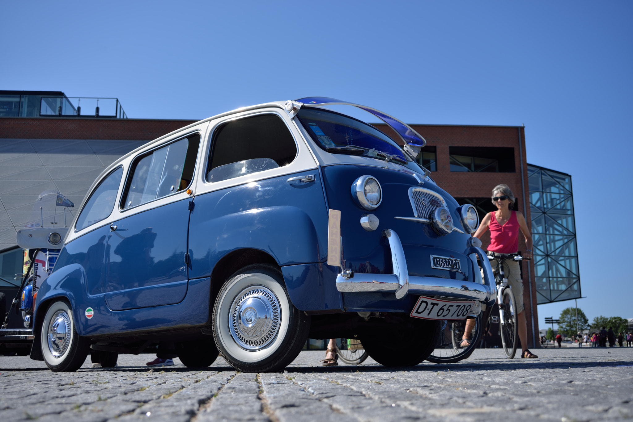 AF Zoom-Nikkor 28-70mm f/3.5-4.5D sample photo. Fiat multipla 60'ies photography