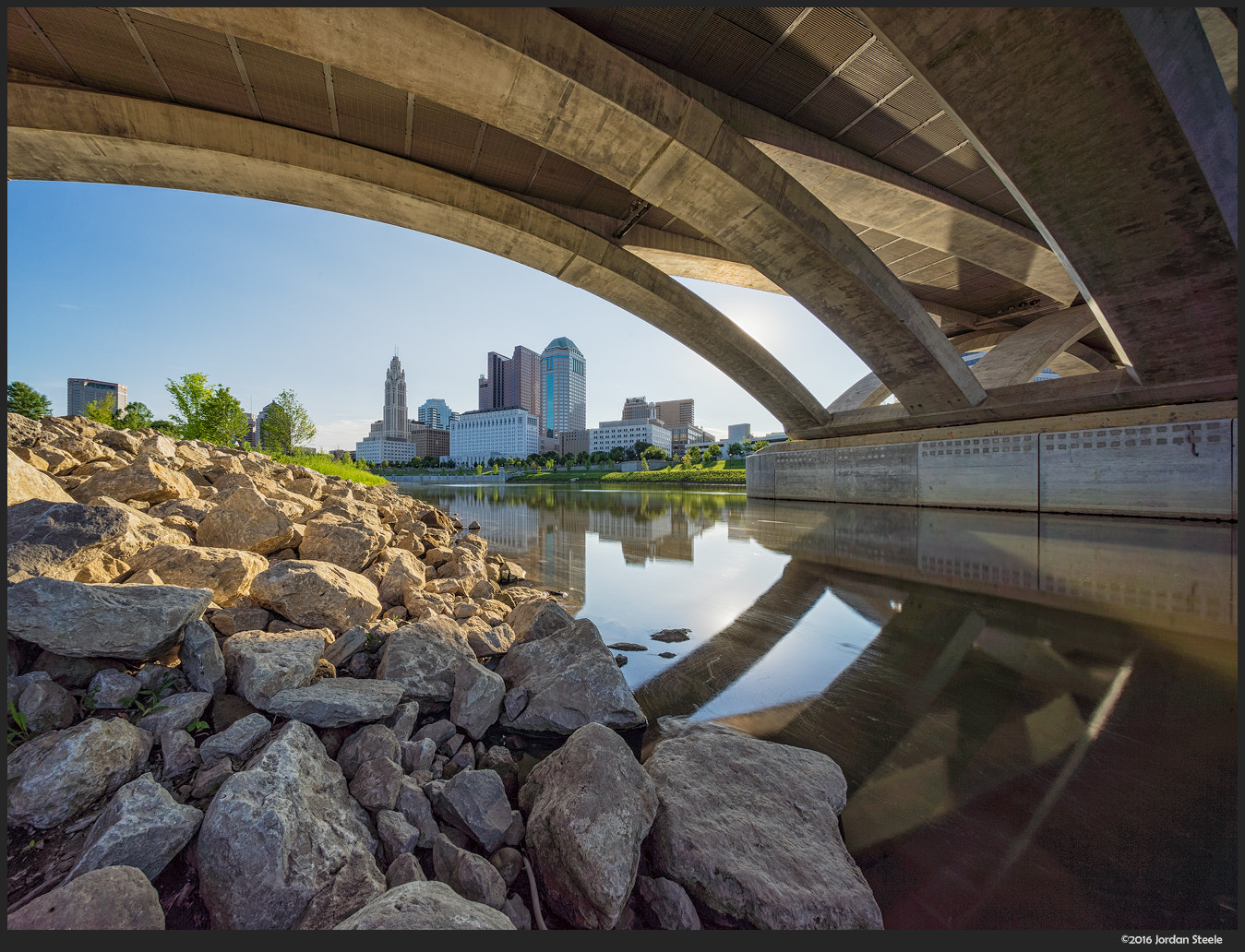 Sony a7 II + Voigtlander HELIAR-HYPER WIDE 10mm F5.6 sample photo. Columbus under the bridge photography