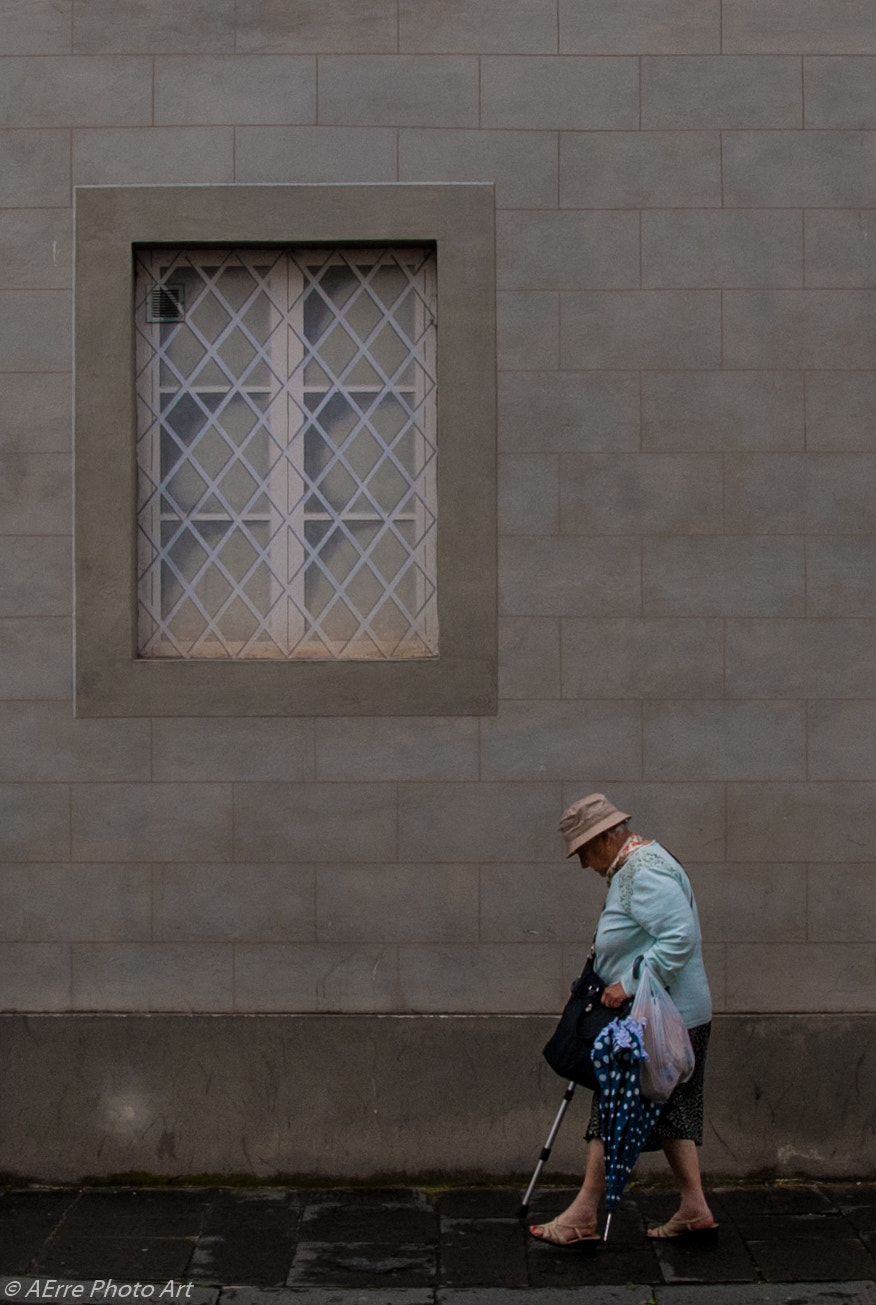 Sigma 17-70mm F2.8-4.5 DC Macro Asp. IF sample photo. People in wall 03 photography