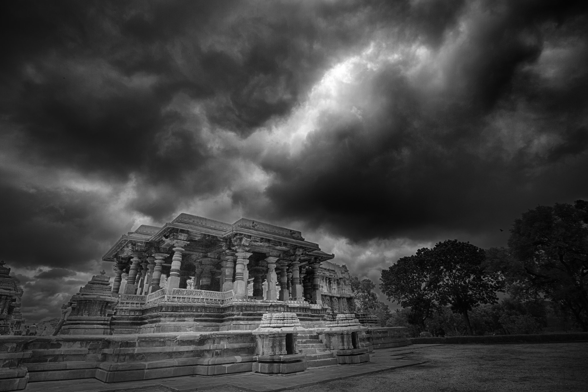 Canon EOS 7D + Canon EF-S 10-18mm F4.5–5.6 IS STM sample photo. Seconds before the rains at halebidu photography