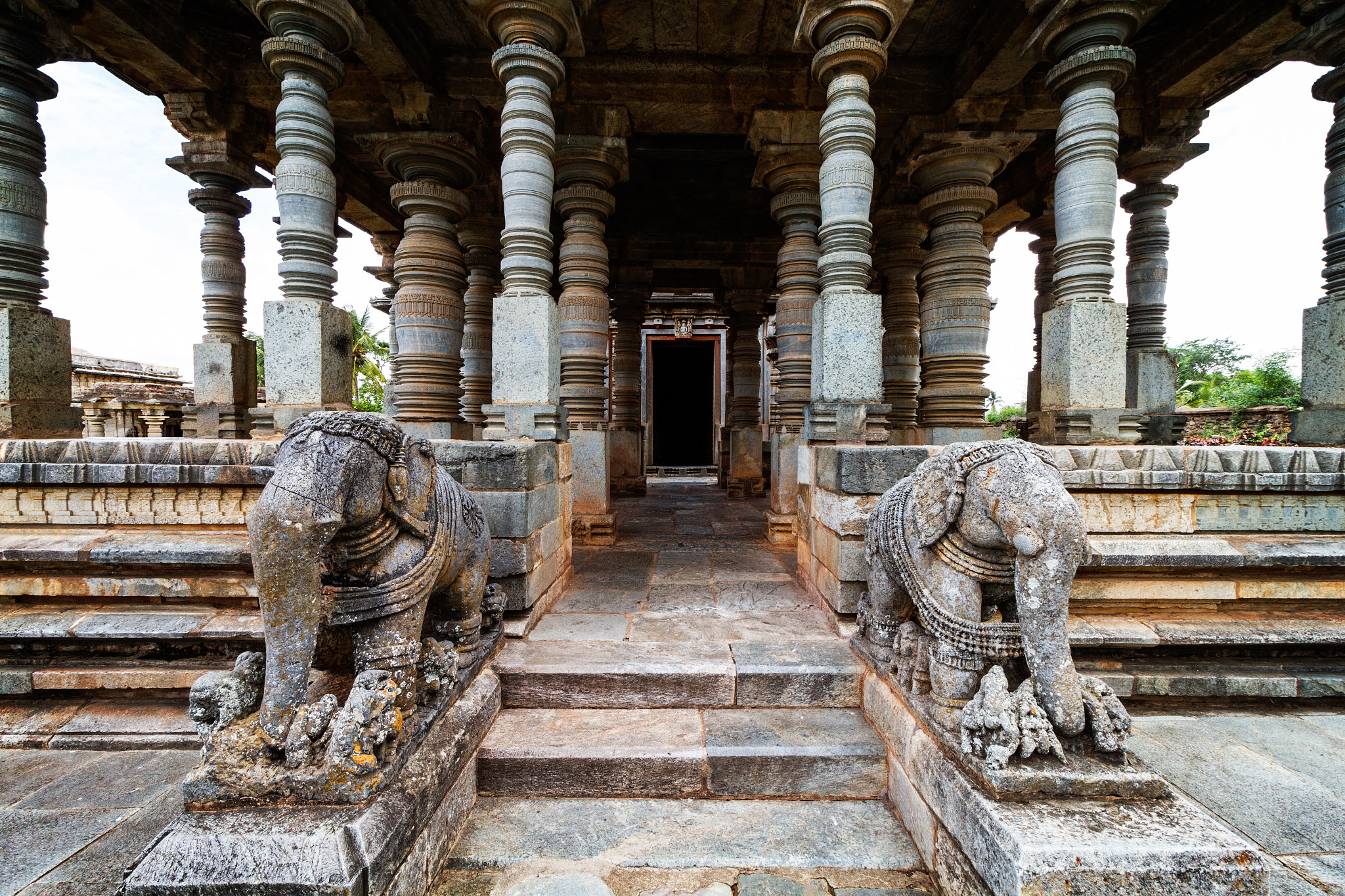 Canon EF-S 10-18mm F4.5–5.6 IS STM sample photo. Jain temple entrance at halebidu photography