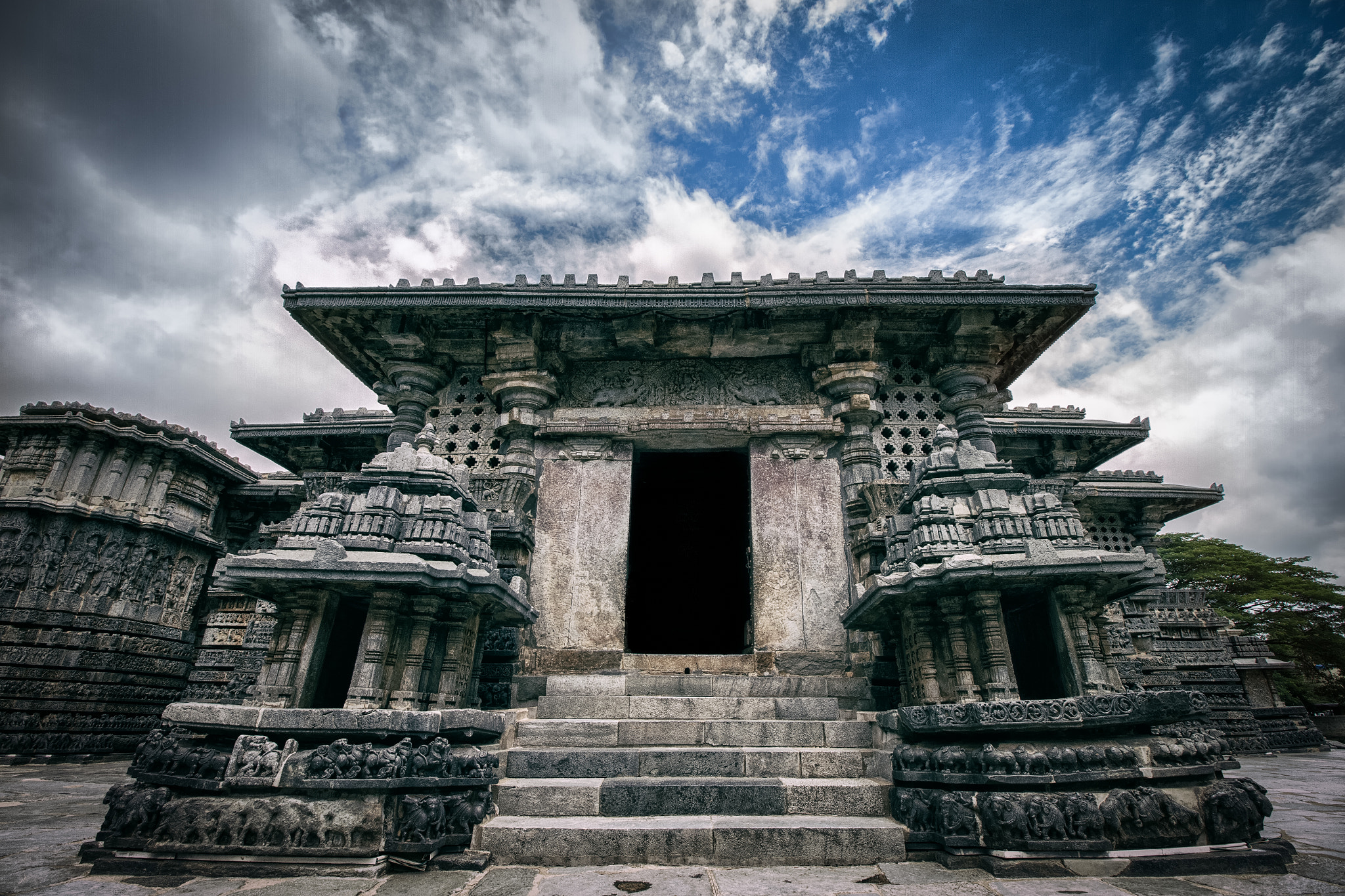 Canon EF-S 10-18mm F4.5–5.6 IS STM sample photo. Intricate art at the 12th century temple photography
