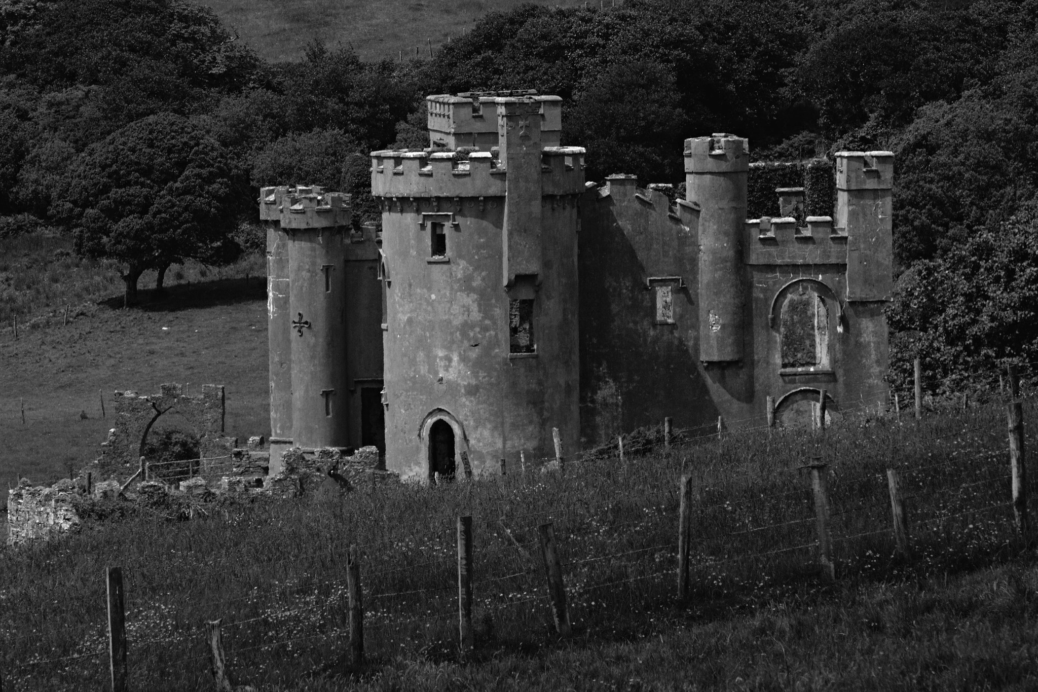 70.00 - 300.00 mm f/4.0 - 5.6 sample photo. Ruins of clifden castle photography