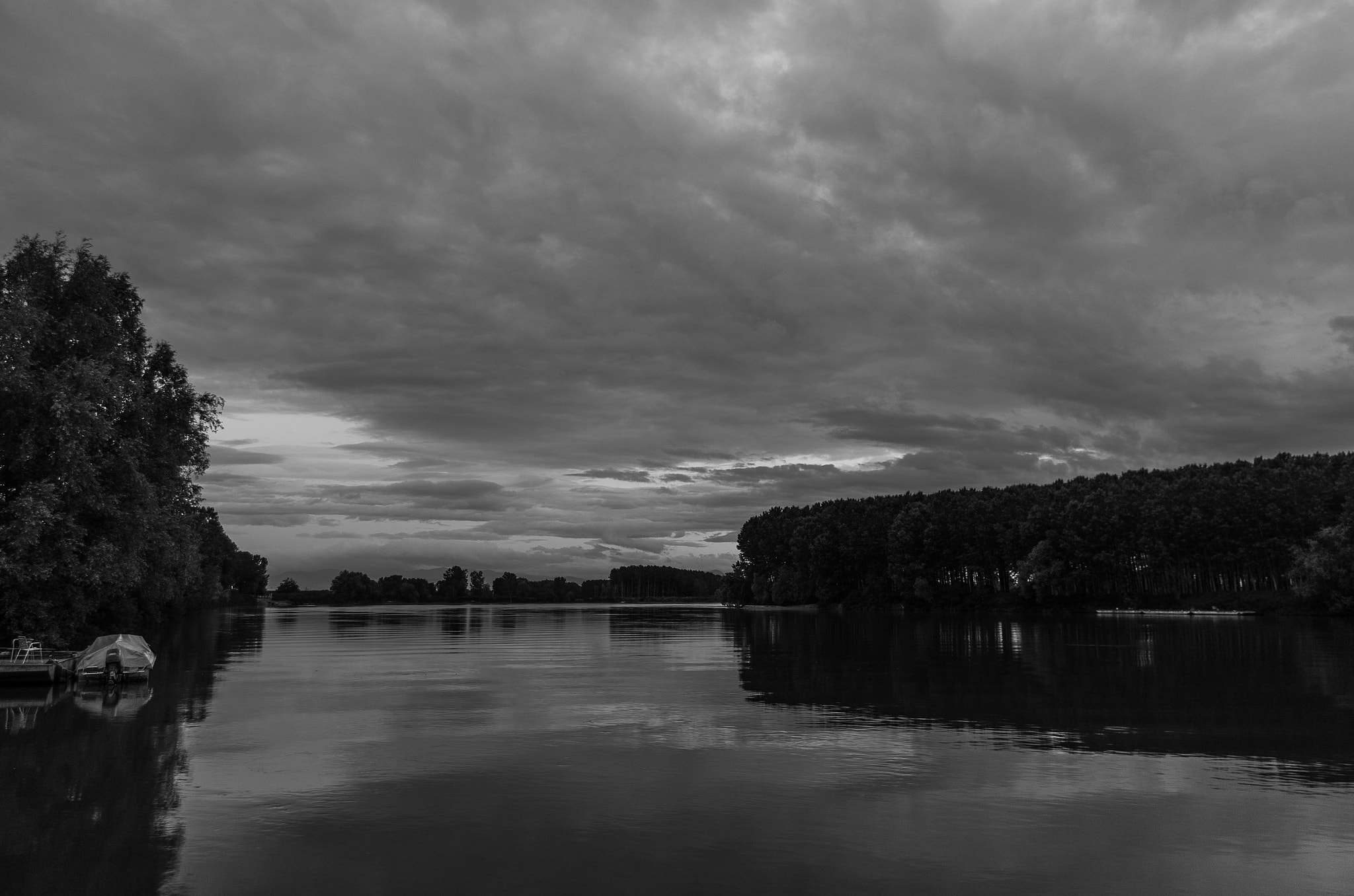 Pentax K-30 sample photo. Almost sunset and dark sky on the po river photography