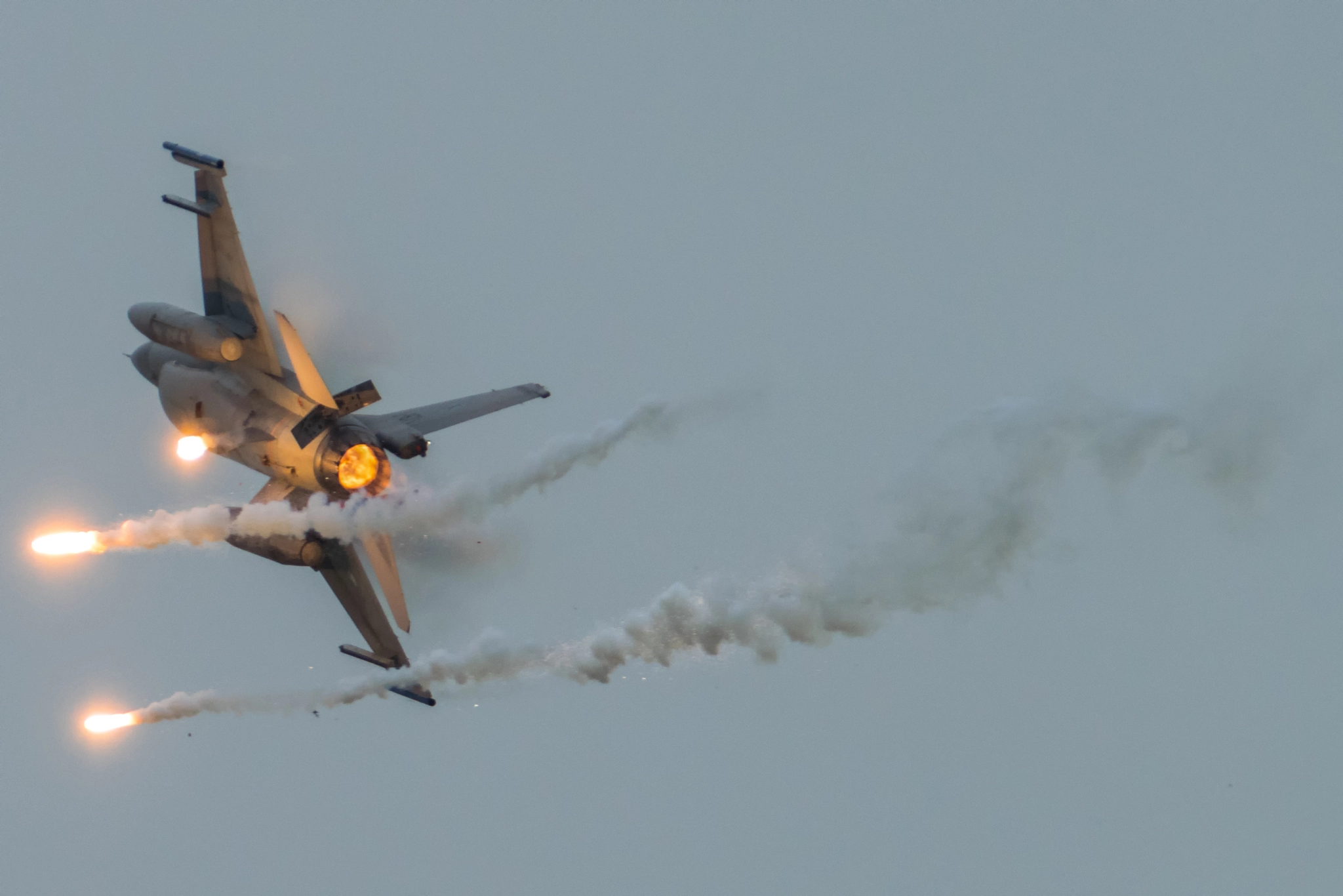 Nikon AF-S Nikkor 70-200mm F2.8G ED VR II sample photo. F-16 flares photography
