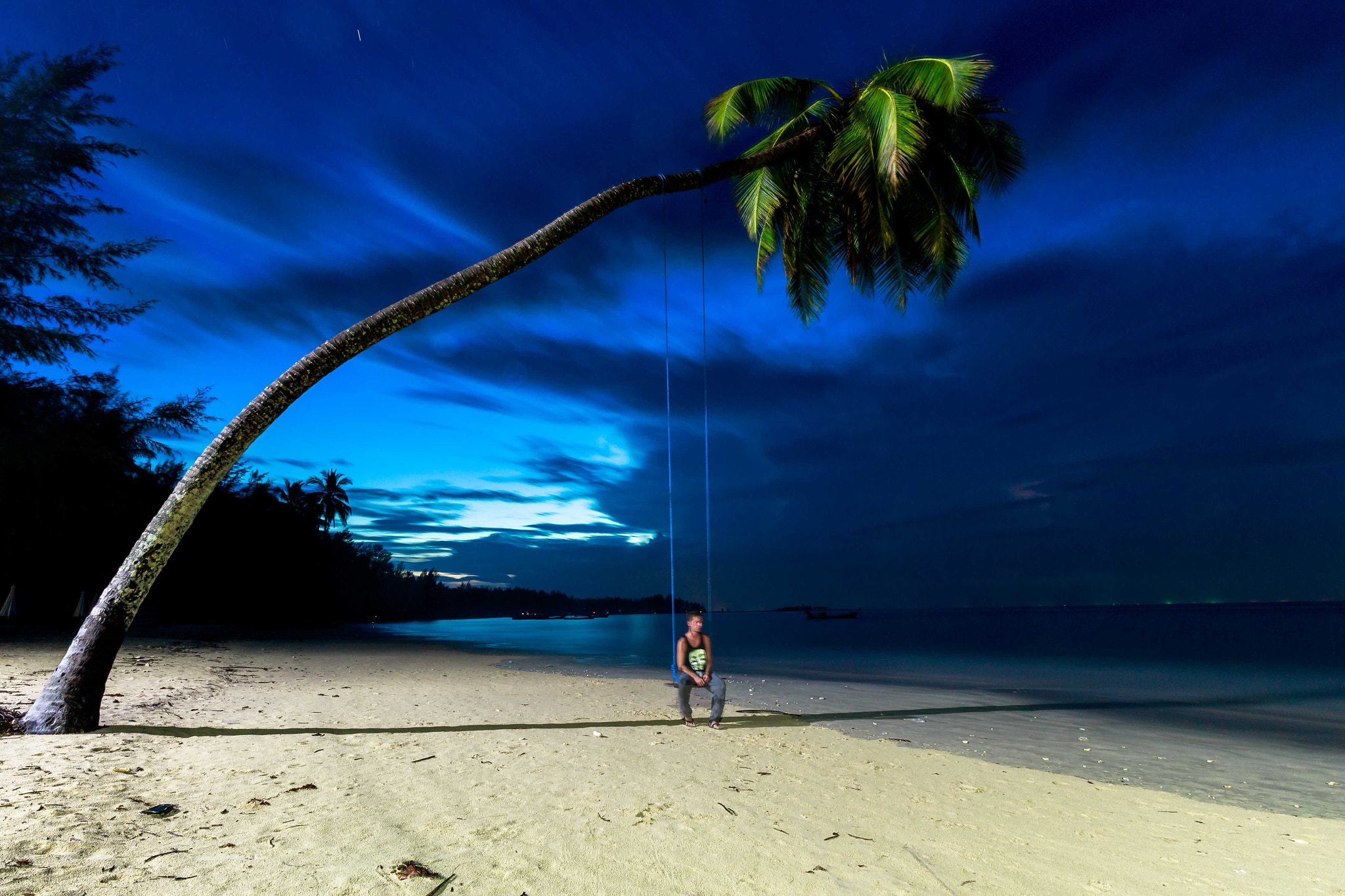 Canon EF-S 10-18mm F4.5–5.6 IS STM sample photo. At the beach at night photography