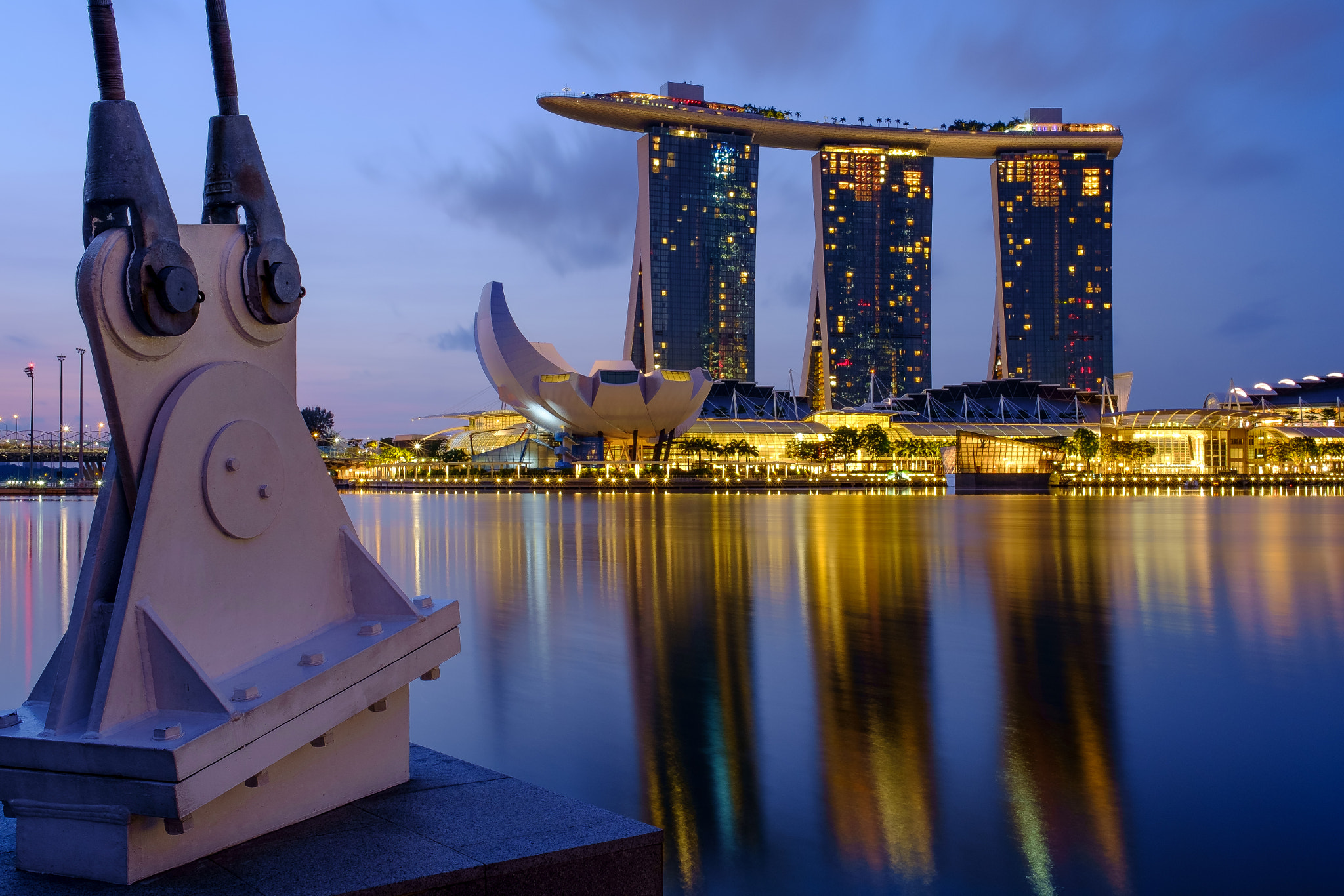 Fujifilm X-E1 + Fujifilm XF 23mm F1.4 R sample photo. Marina bay sands in the blue photography