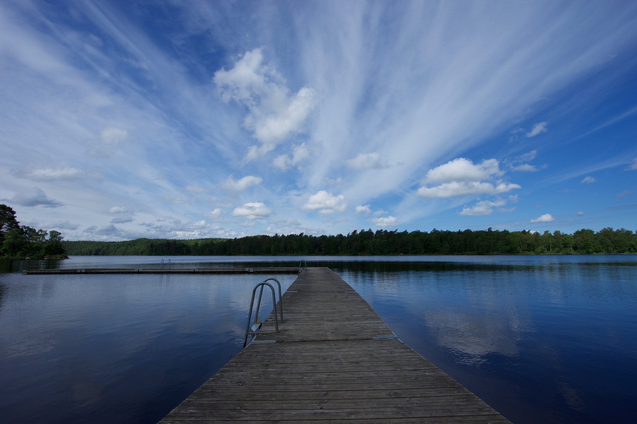 Sony a7 + Sony Vario-Tessar T* FE 16-35mm F4 ZA OSS sample photo. Morning at the lake photography