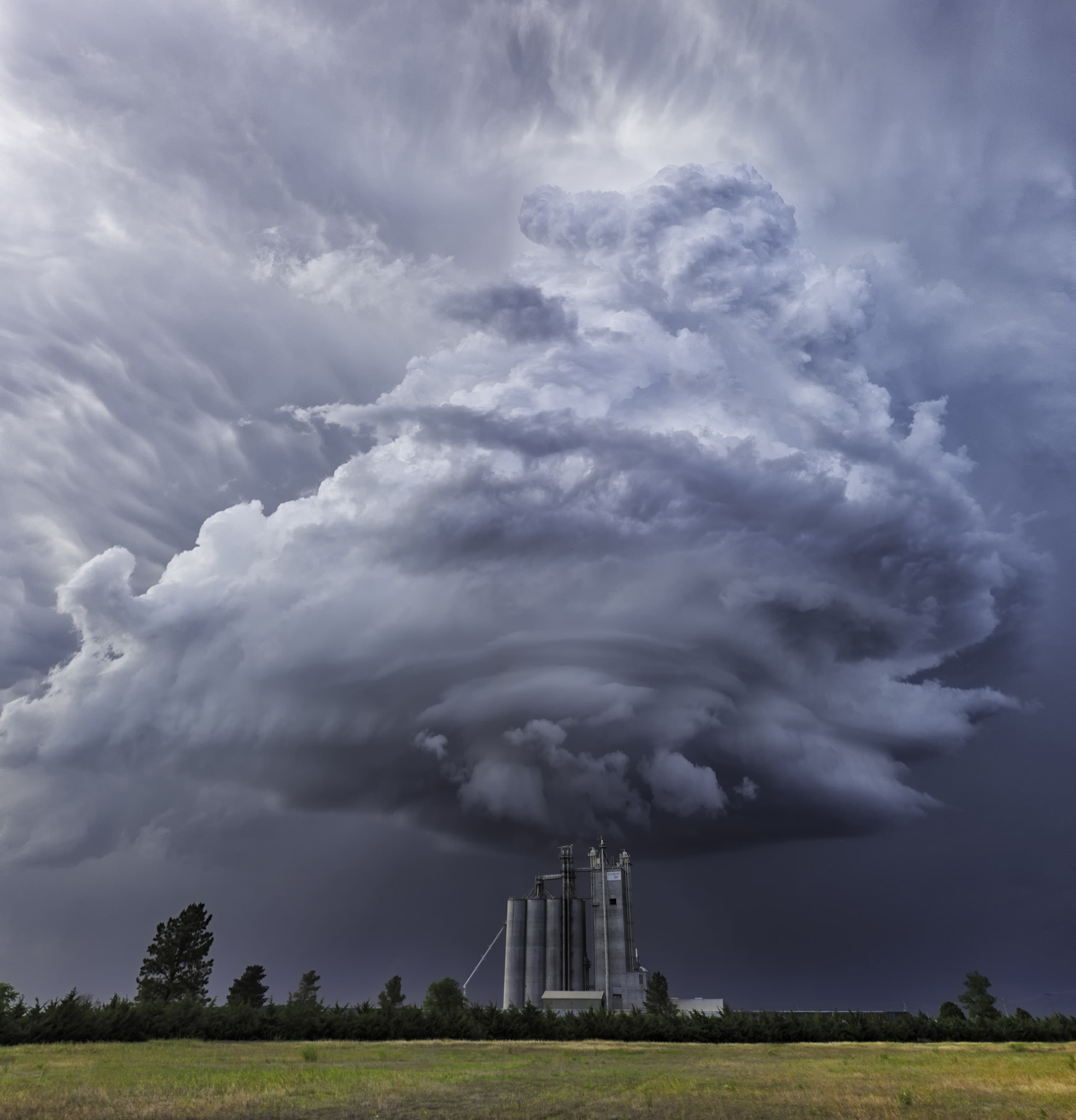 Leica Tri-Elmar-M 16-18-21mm F4 ASPH sample photo. Storm over silo photography