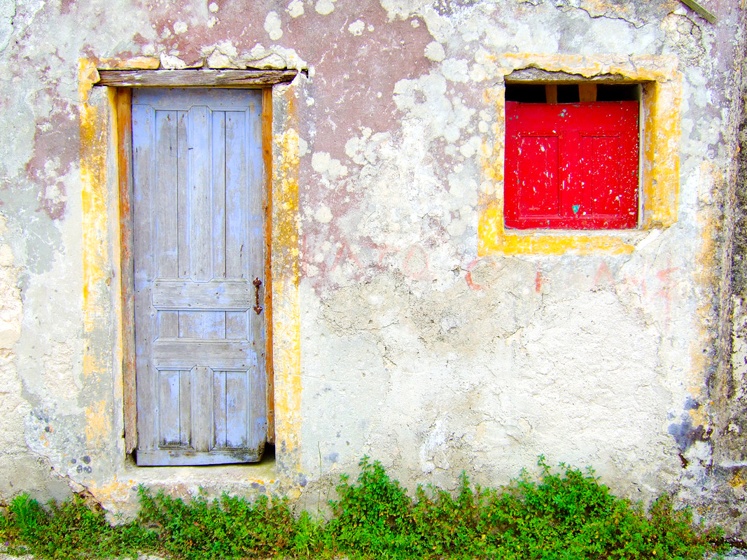 Fujifilm FinePix F31fd sample photo. Blue door red window photography