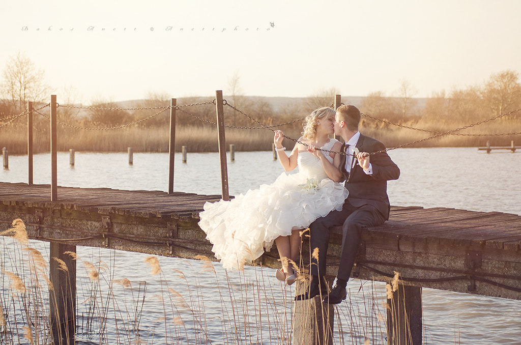 Nikon D7000 + Sigma 50mm F2.8 EX DG Macro sample photo. A lovely couple sitting on the pier photography