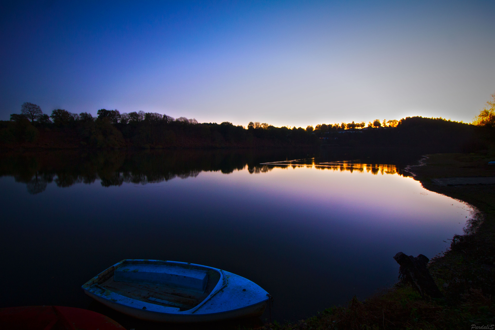 Canon EF-S 10-18mm F4.5–5.6 IS STM sample photo. Dusk on the lake photography