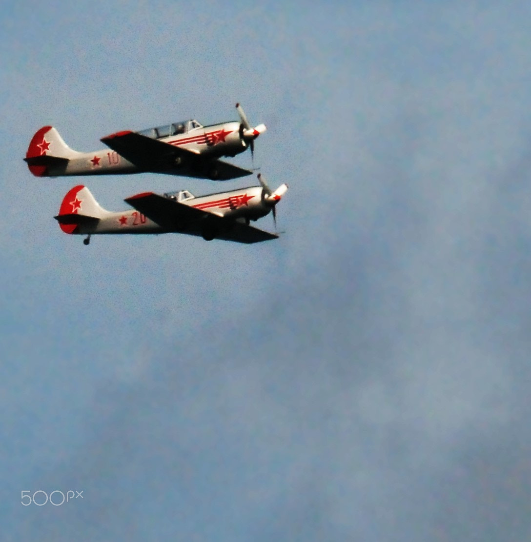 Sigma 70-300mm F4-5.6 APO DG Macro sample photo. Two of the yakovlevs display team photography