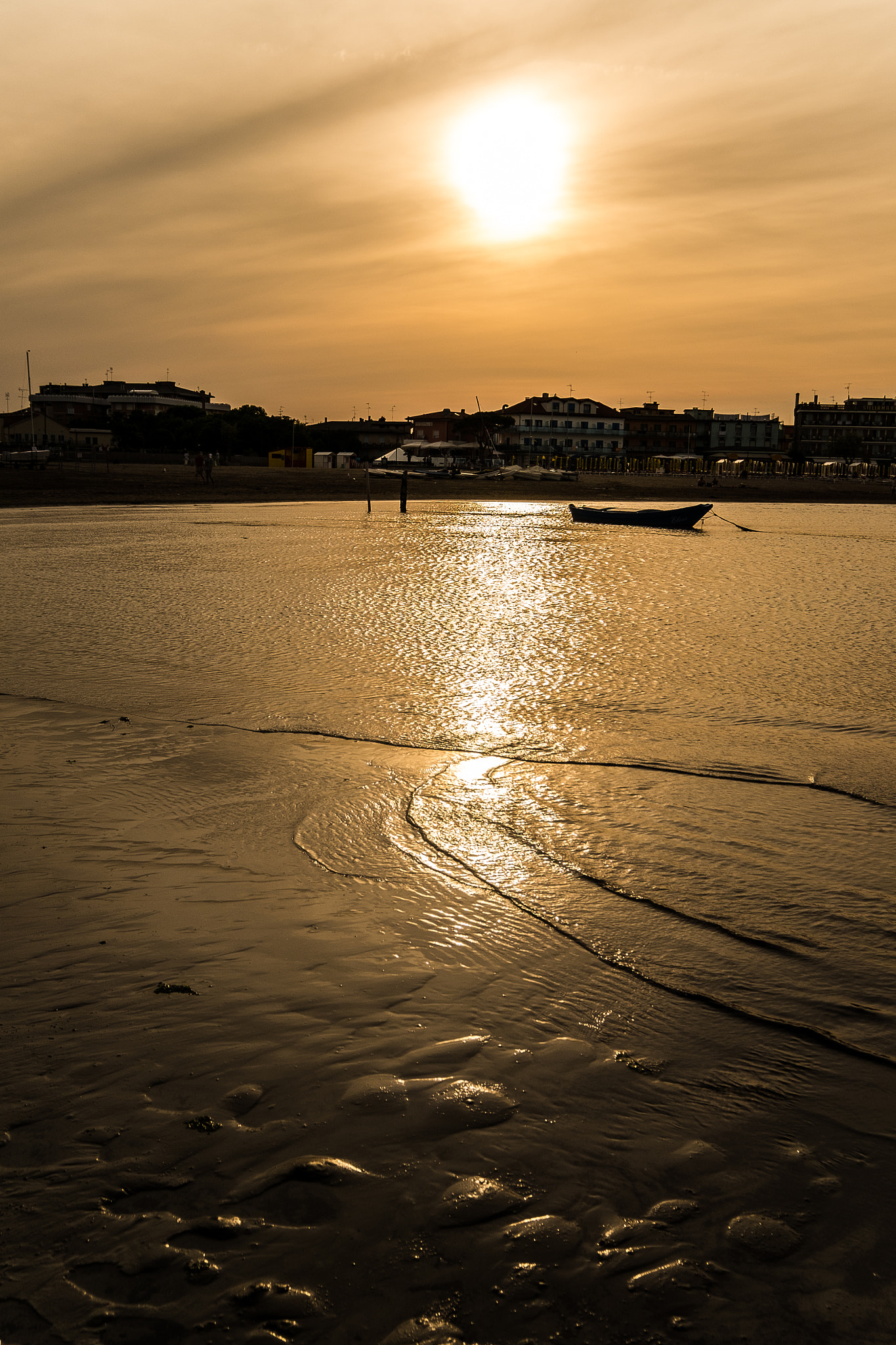 Fujifilm X-M1 + Fujifilm XF 10-24mm F4 R OIS sample photo. Boat's sunset photography