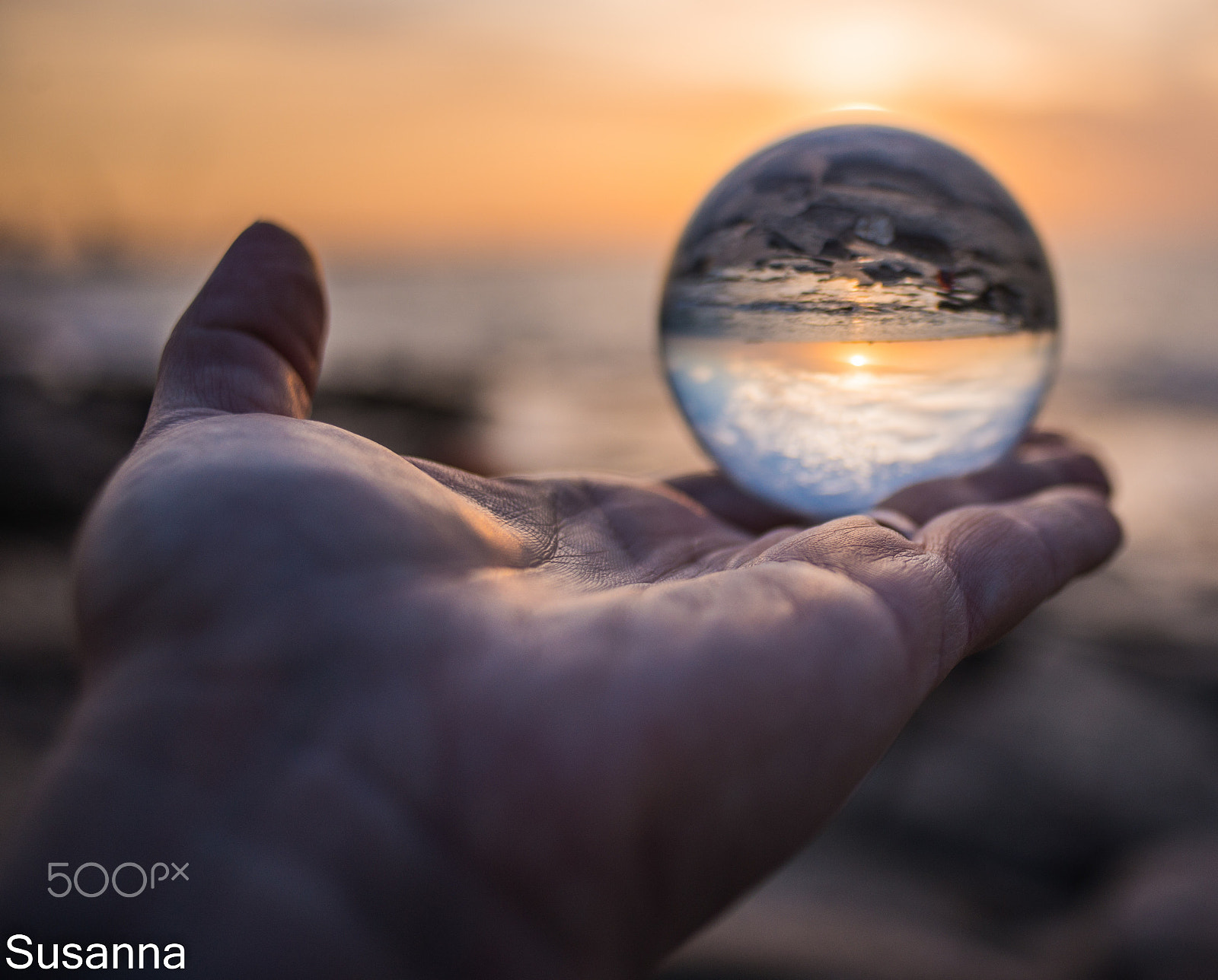 Nikon D800 + Nikon AF Nikkor 28mm F2.8D sample photo. Sun on my hand photography