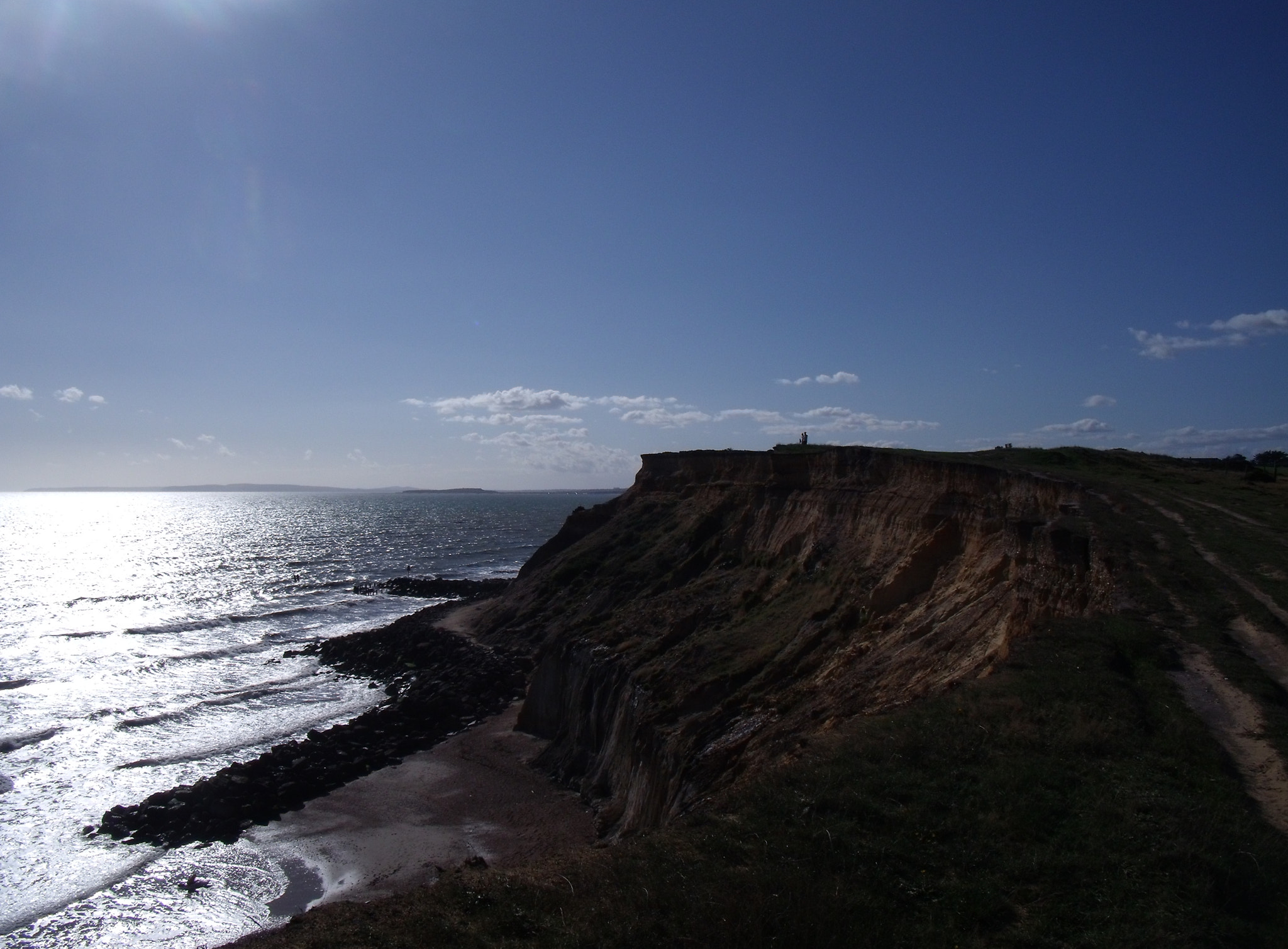 Fujifilm FinePix J210 sample photo. Two figures on a cliff photography