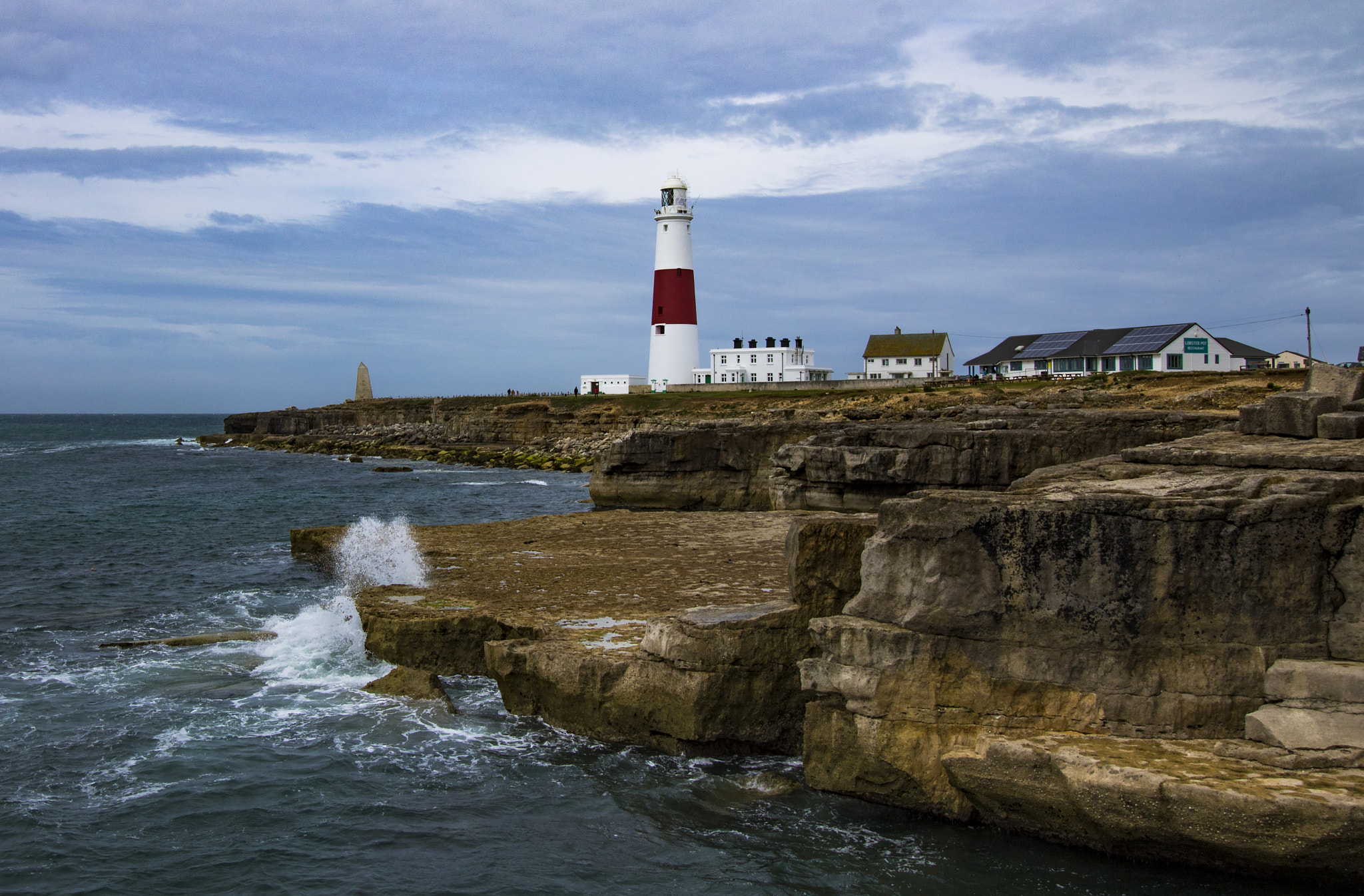 Canon EOS 750D (EOS Rebel T6i / EOS Kiss X8i) + Canon EF-S 10-18mm F4.5–5.6 IS STM sample photo. Portland bill lighthouse photography