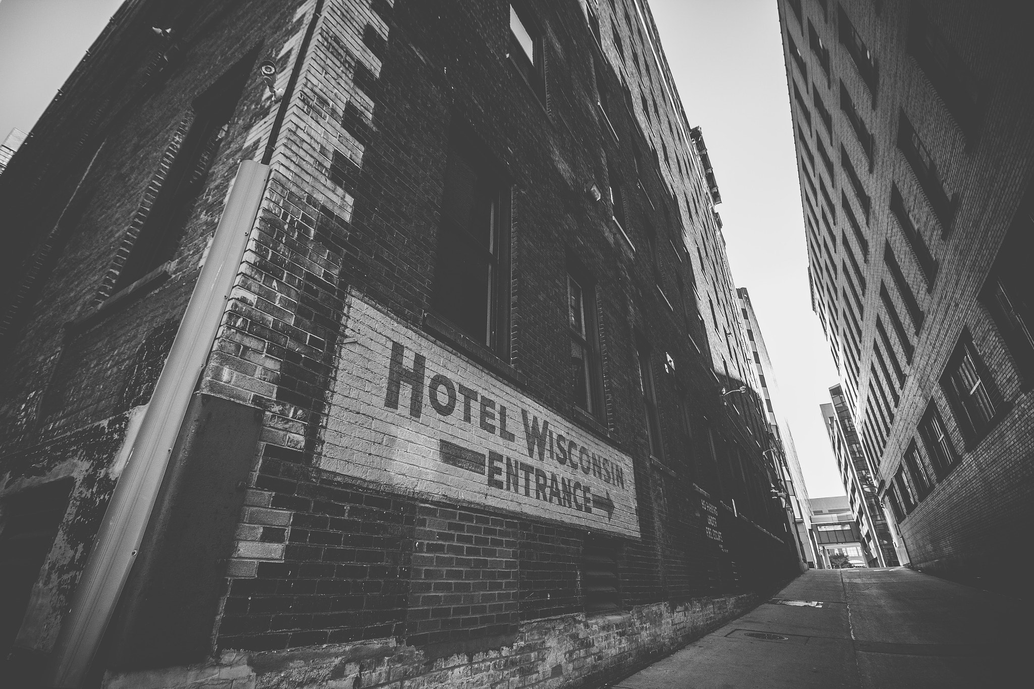 Canon EOS 550D (EOS Rebel T2i / EOS Kiss X4) + Canon EF-S 10-18mm F4.5–5.6 IS STM sample photo. Hotel wisconsin alley 2 photography