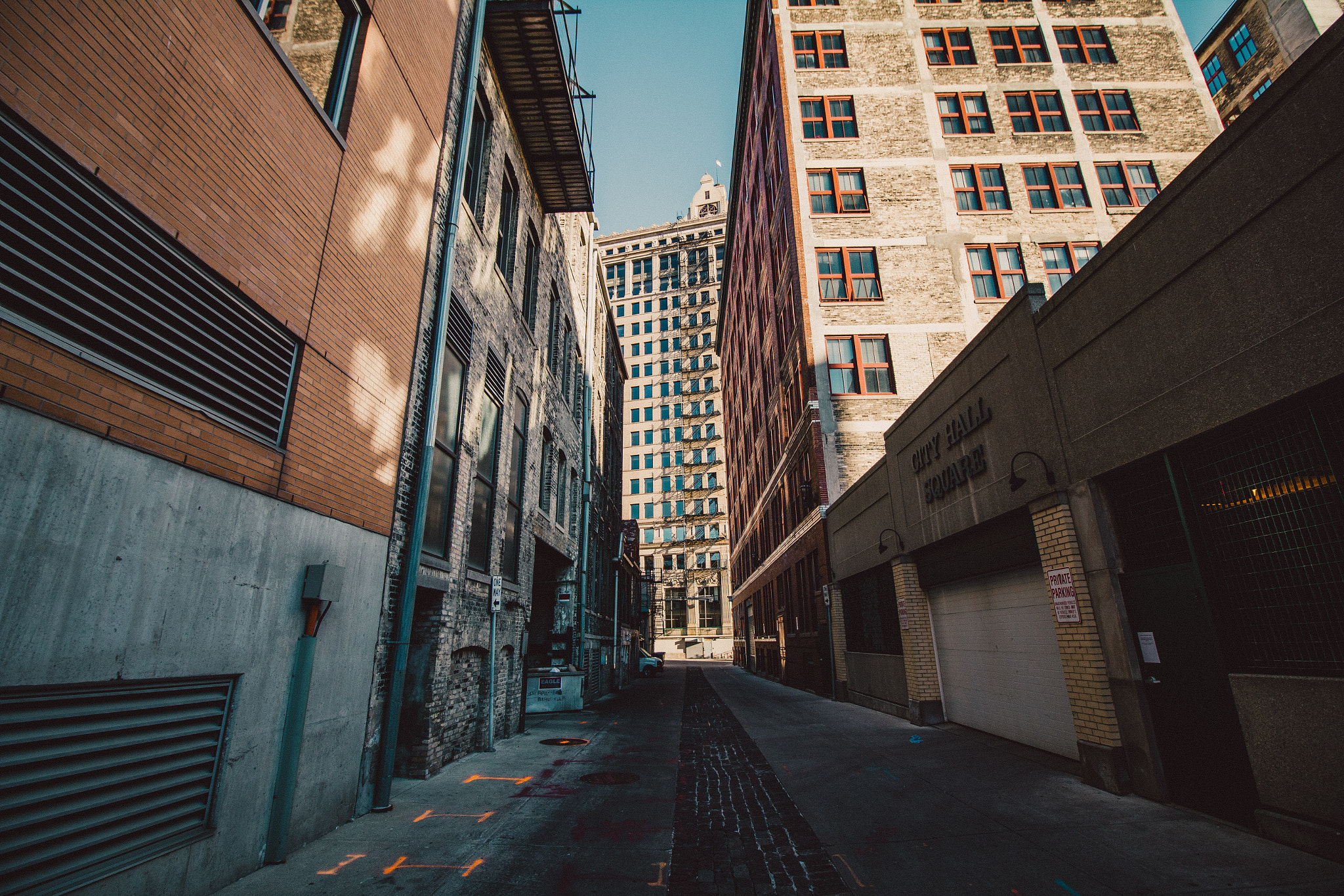 Canon EF-S 10-18mm F4.5–5.6 IS STM sample photo. Downtown alley photography