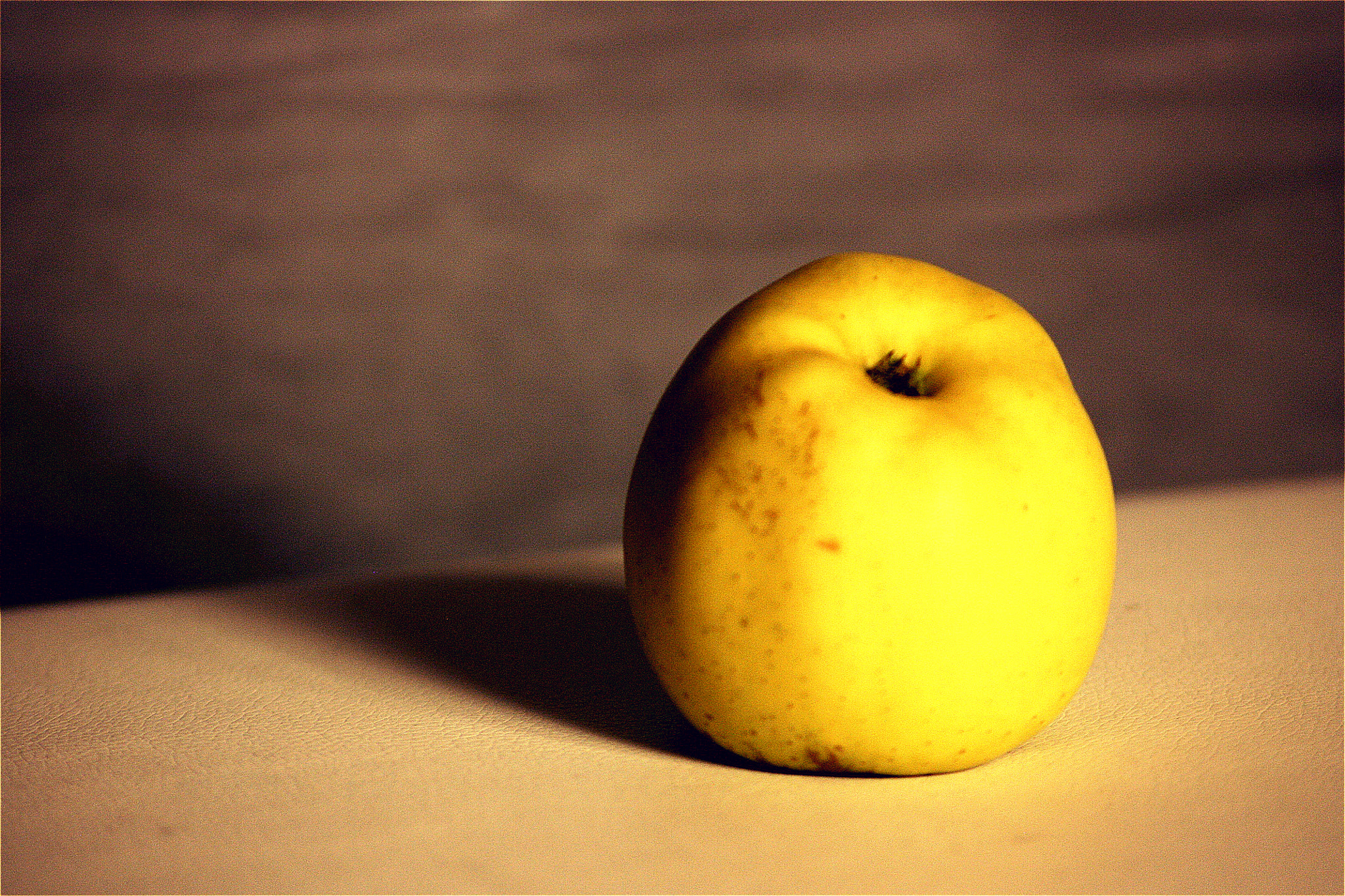Sigma 70-300mm F4-5.6 APO DG Macro sample photo. Apple photography