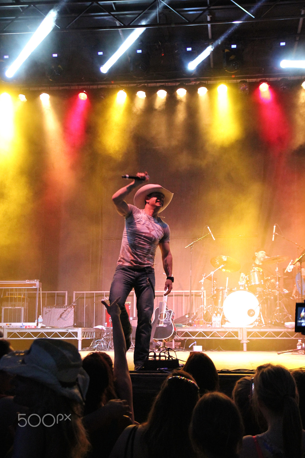 Canon EOS 550D (EOS Rebel T2i / EOS Kiss X4) sample photo. Light show on stage photography