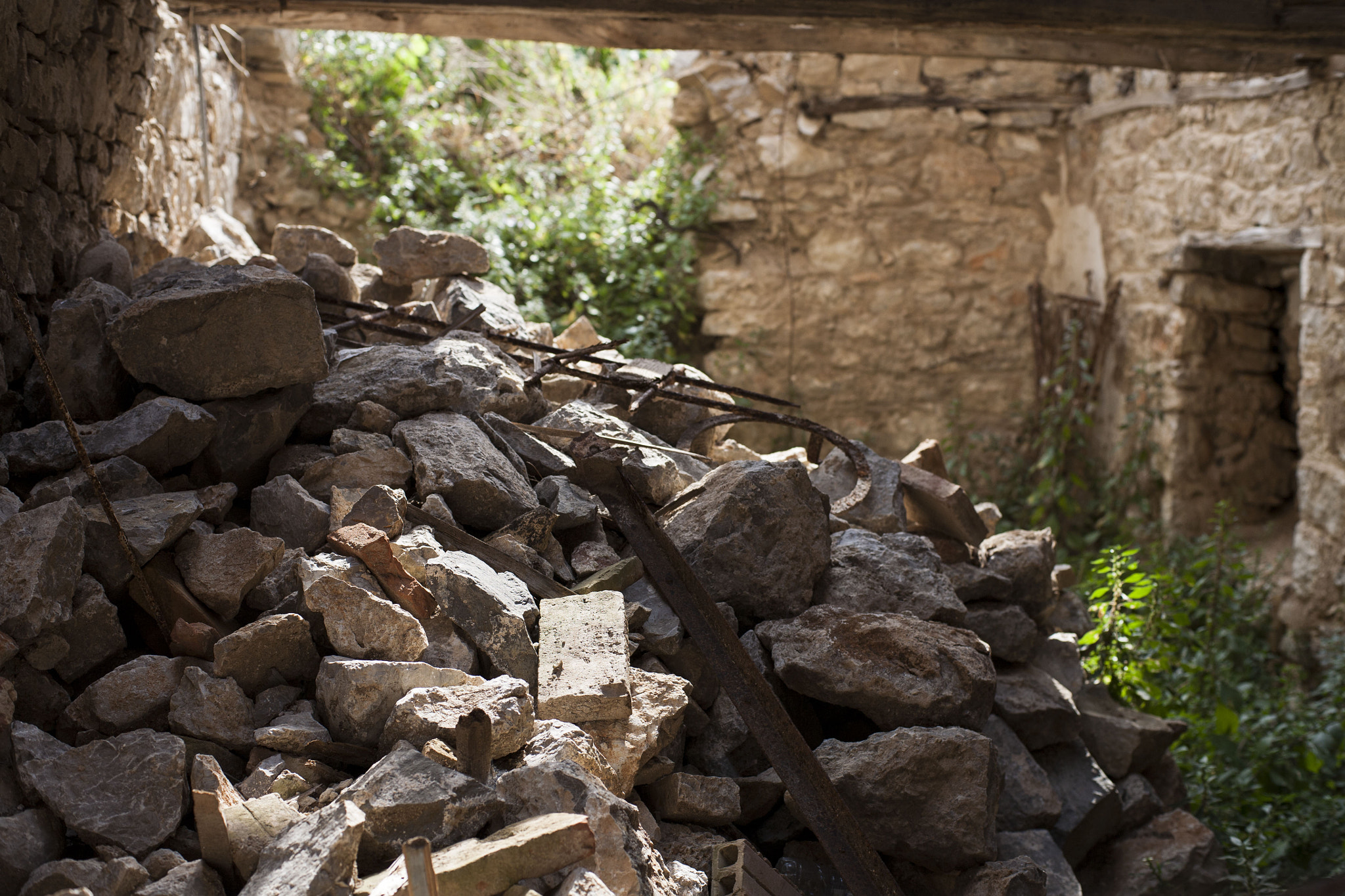 Canon EOS 5D + ZEISS Planar T* 50mm F1.4 sample photo. Light among the ruins photography