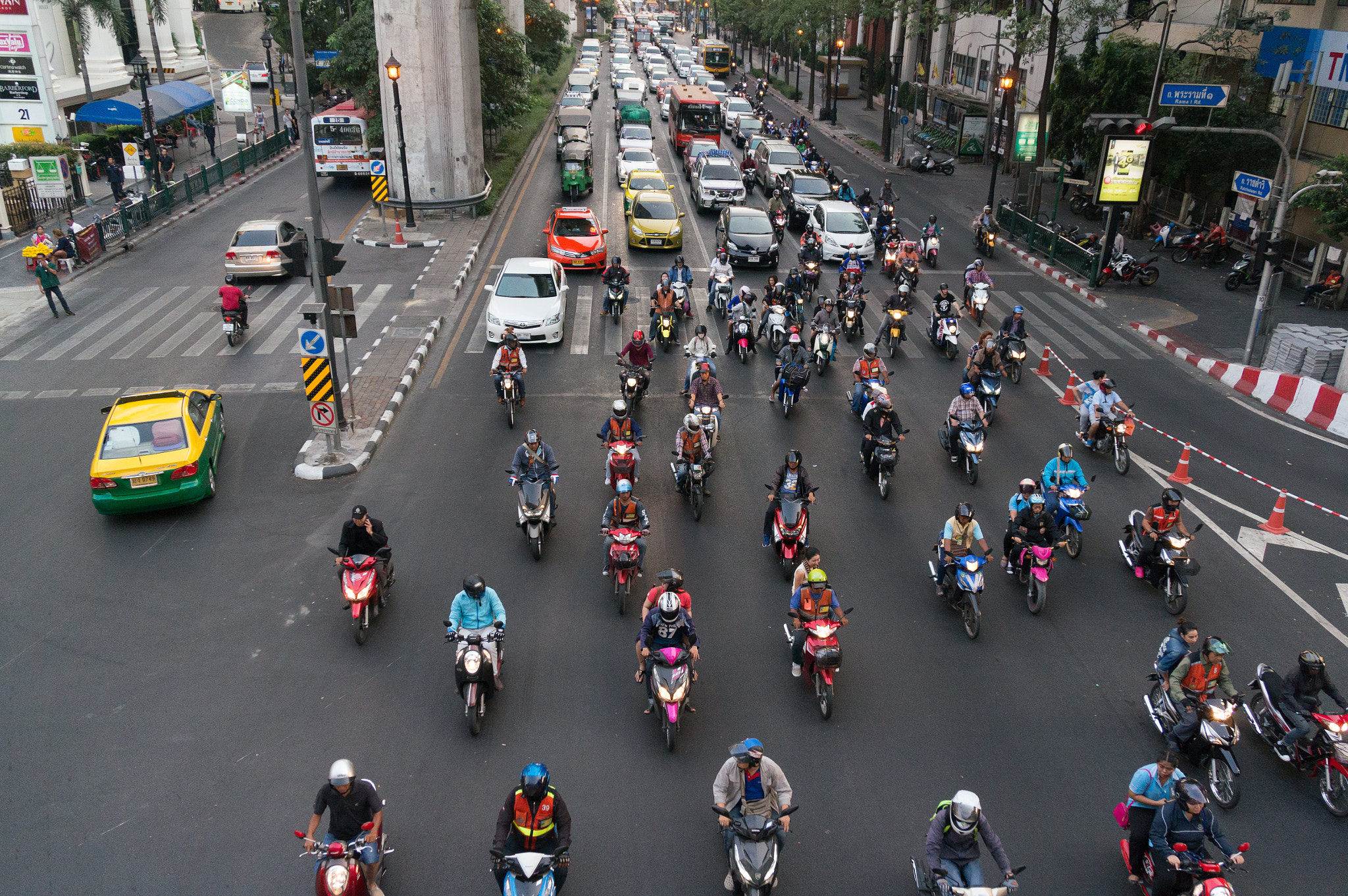 Sony Alpha NEX-6 + Sony Vario-Tessar T* E 16-70mm F4 ZA OSS sample photo. Bangkok traffic photography