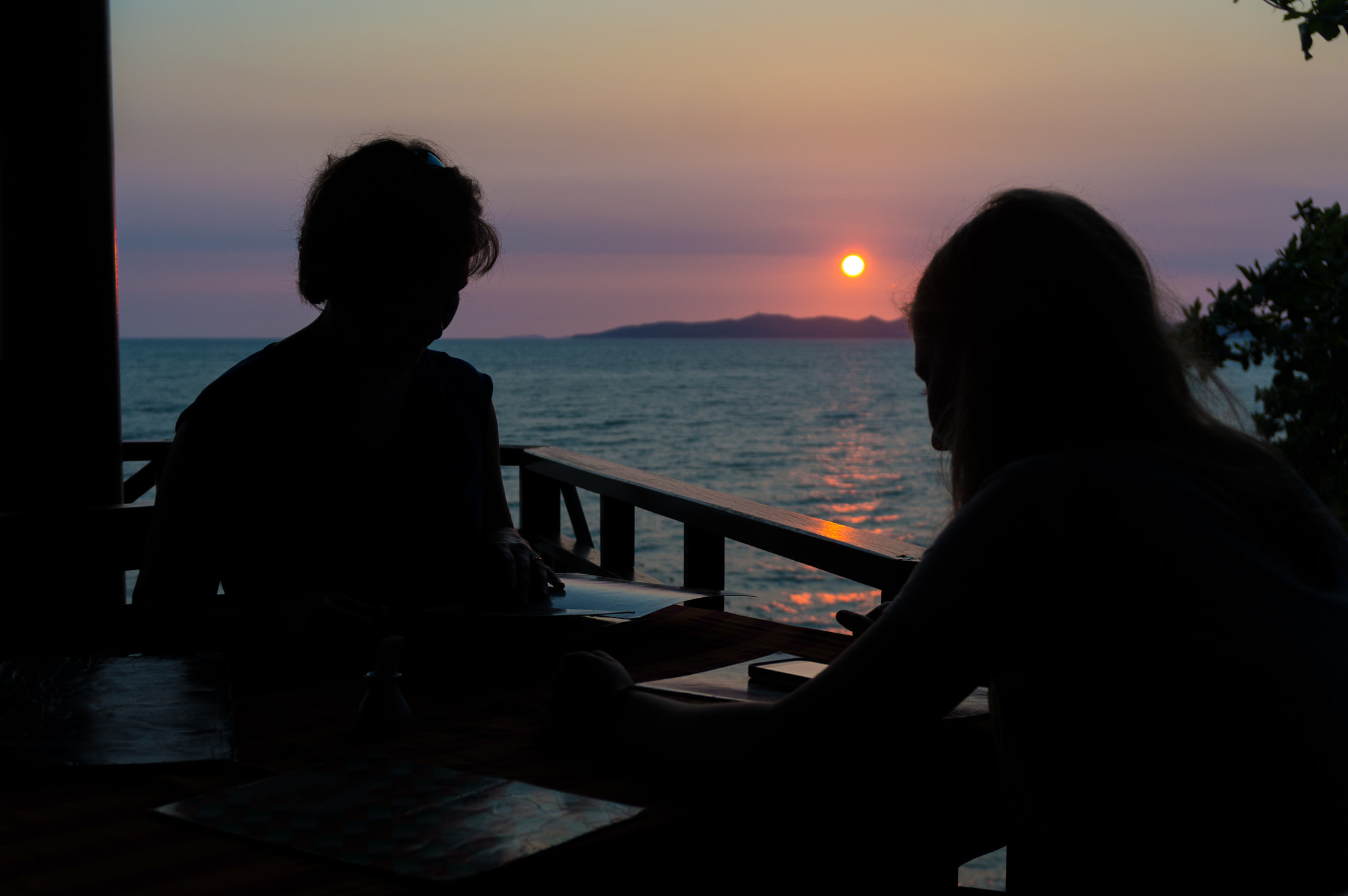 Sony Alpha NEX-6 + Sony Vario-Tessar T* E 16-70mm F4 ZA OSS sample photo. Sunset dinner photography