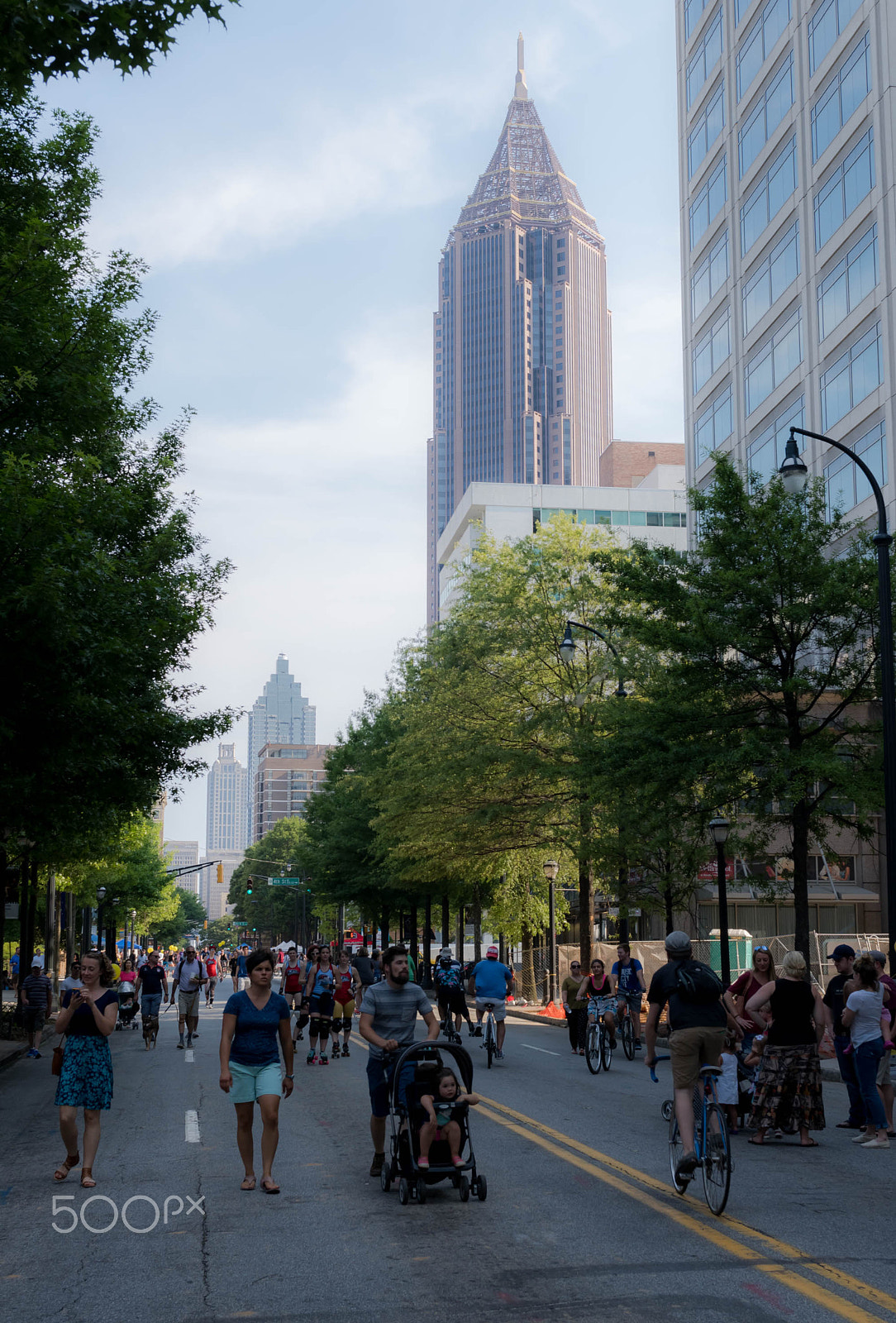 Sony a6300 + E 32mm F1.8 sample photo. Peachtree street alive photography