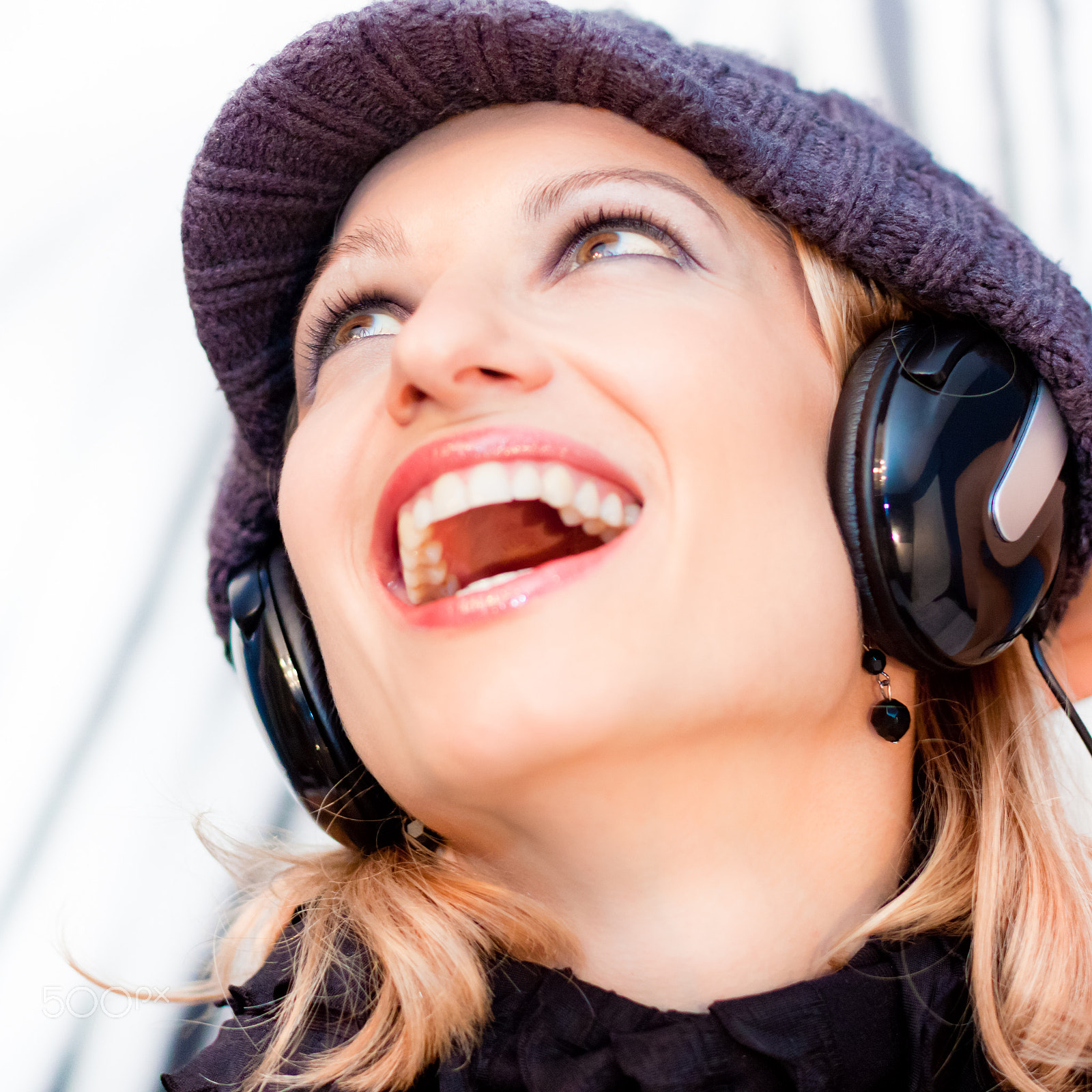 Canon EOS 50D + Canon EF 50mm F1.4 USM sample photo. Blonde lady listening to the music. photography