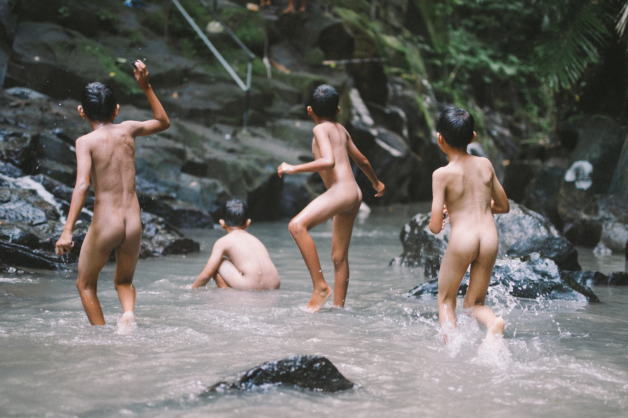 Canon EOS-1D Mark IV + Sigma 50mm F1.4 EX DG HSM sample photo. Bali kids at river photography