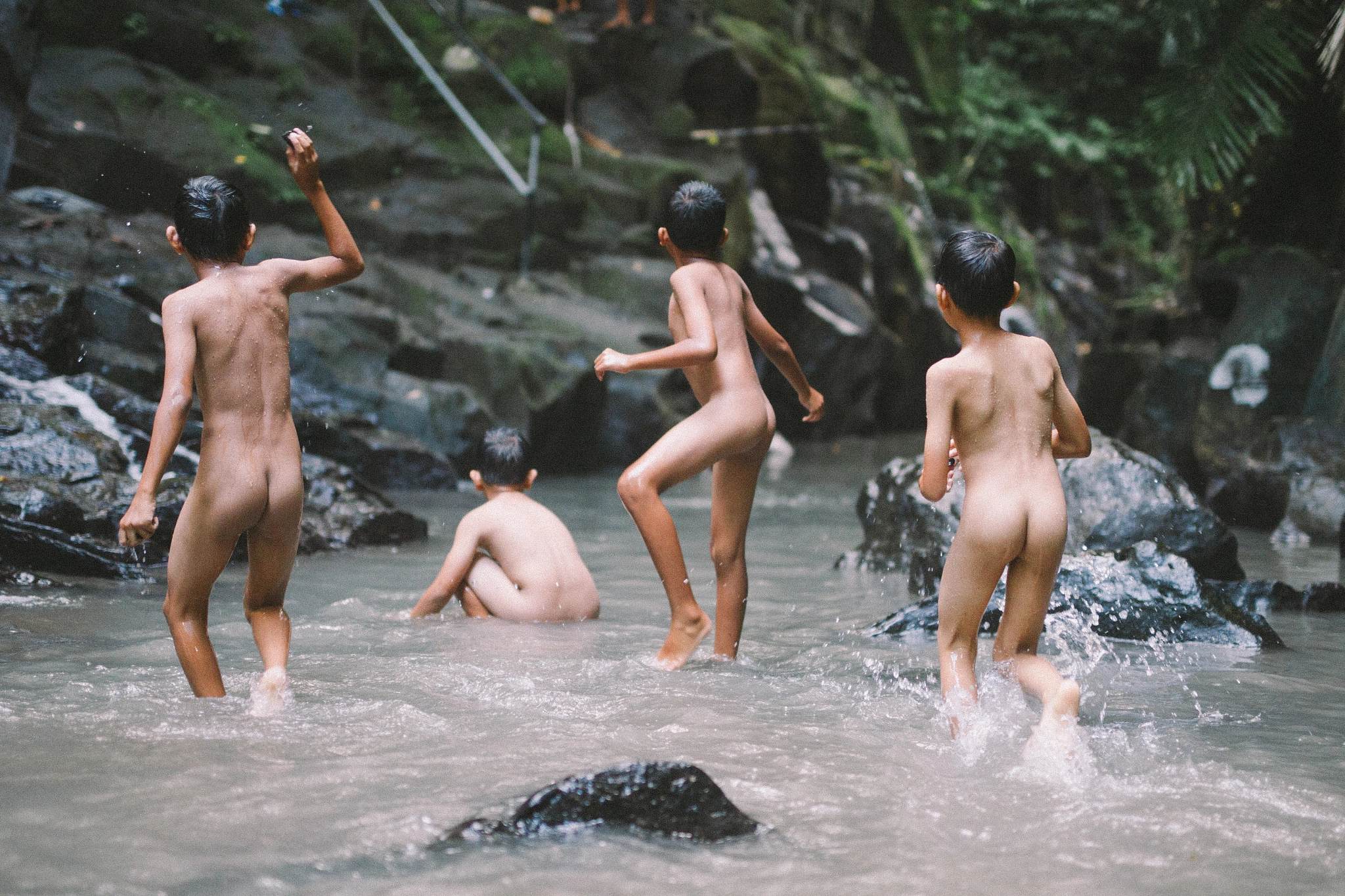 Canon EOS-1D Mark IV sample photo. Bali kids at river photography