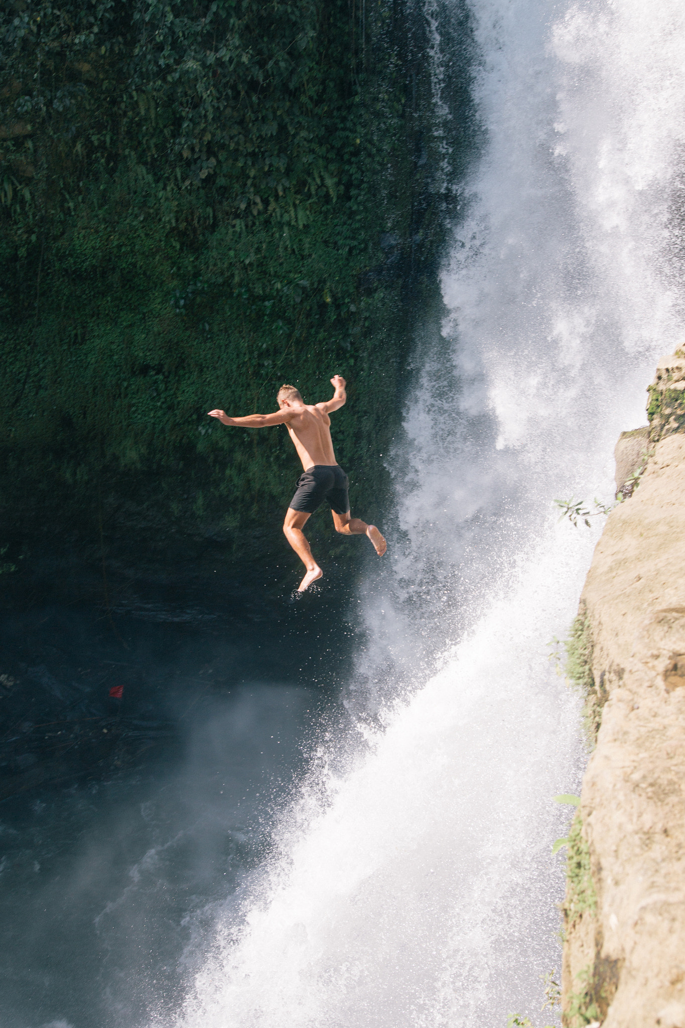 Sigma 24mm F1.4 DG HSM Art sample photo. Cliffdiving photography