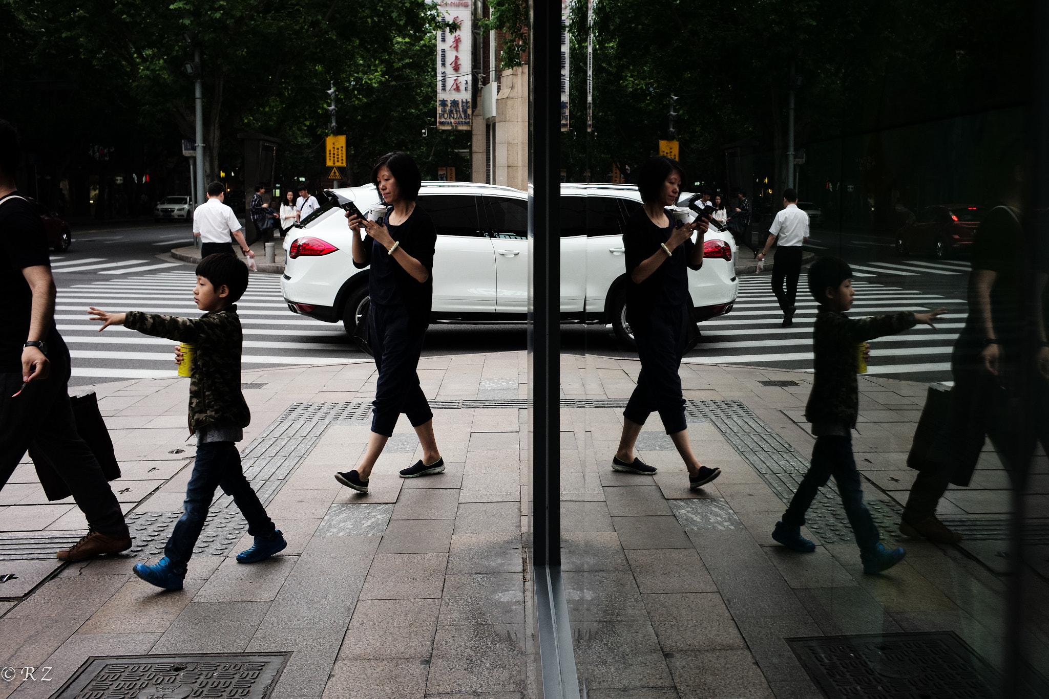 Noctilux-M 1:1/50 sample photo. To the left or the right? photography