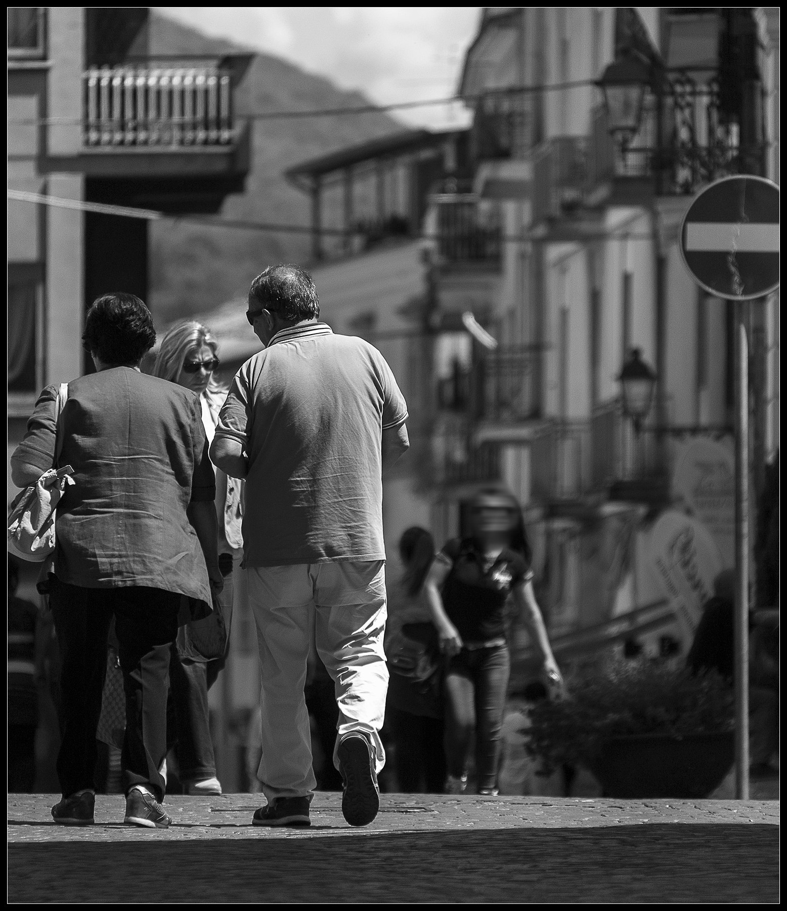 Canon EOS 5D + Canon EF 70-300mm F4.5-5.6 DO IS USM sample photo. Street - isola pedonale photography