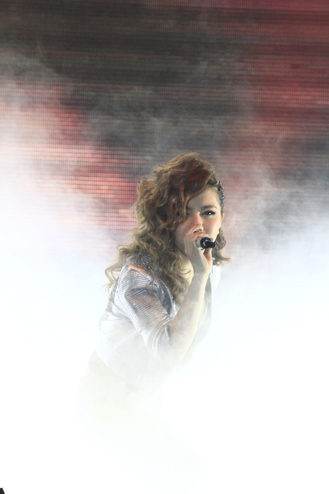 Canon EF 24mm f/1.4L sample photo. Passionate singing photography