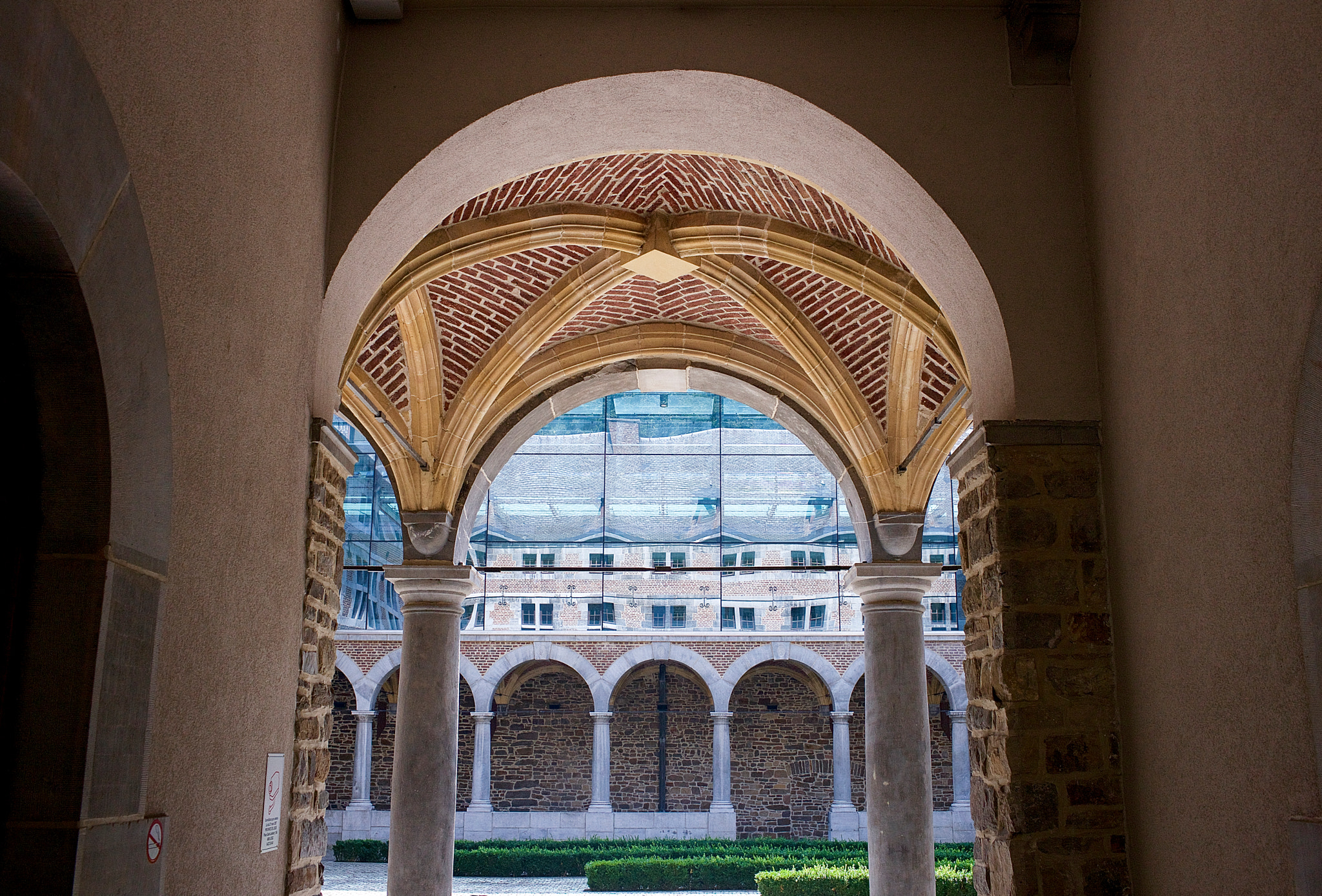 Canon EF 35mm F1.4L USM sample photo. Passage to patio. photography