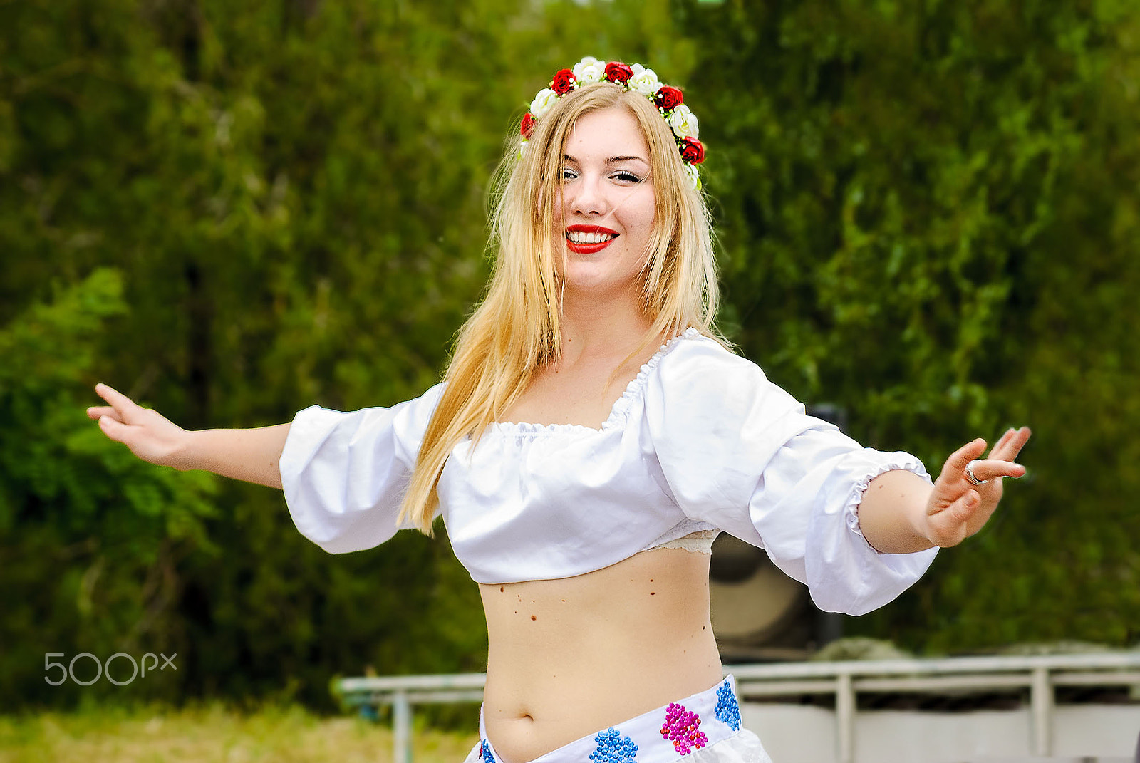 AF Zoom-Nikkor 35-135mm f/3.5-4.5 N sample photo. Circling in the dance photography