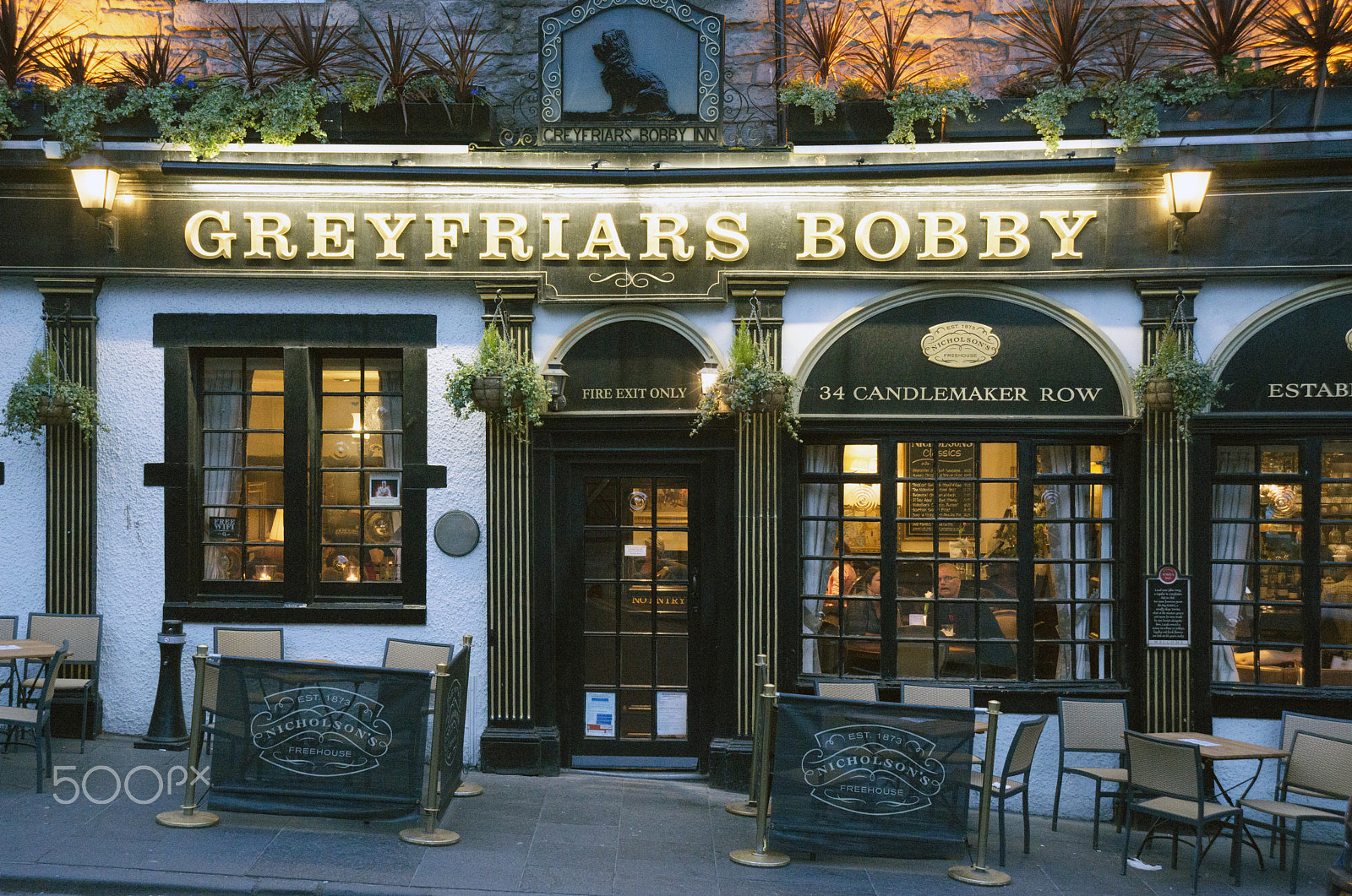 AF Zoom-Nikkor 24-120mm f/3.5-5.6D IF sample photo. Greyfriards bobby's bar photography