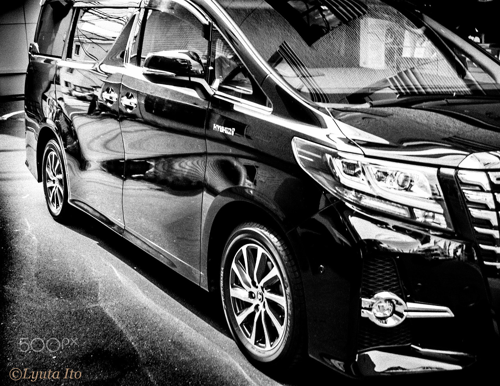 Pentax smc DA 18-55mm F3.5-5.6 AL sample photo. A black car photography