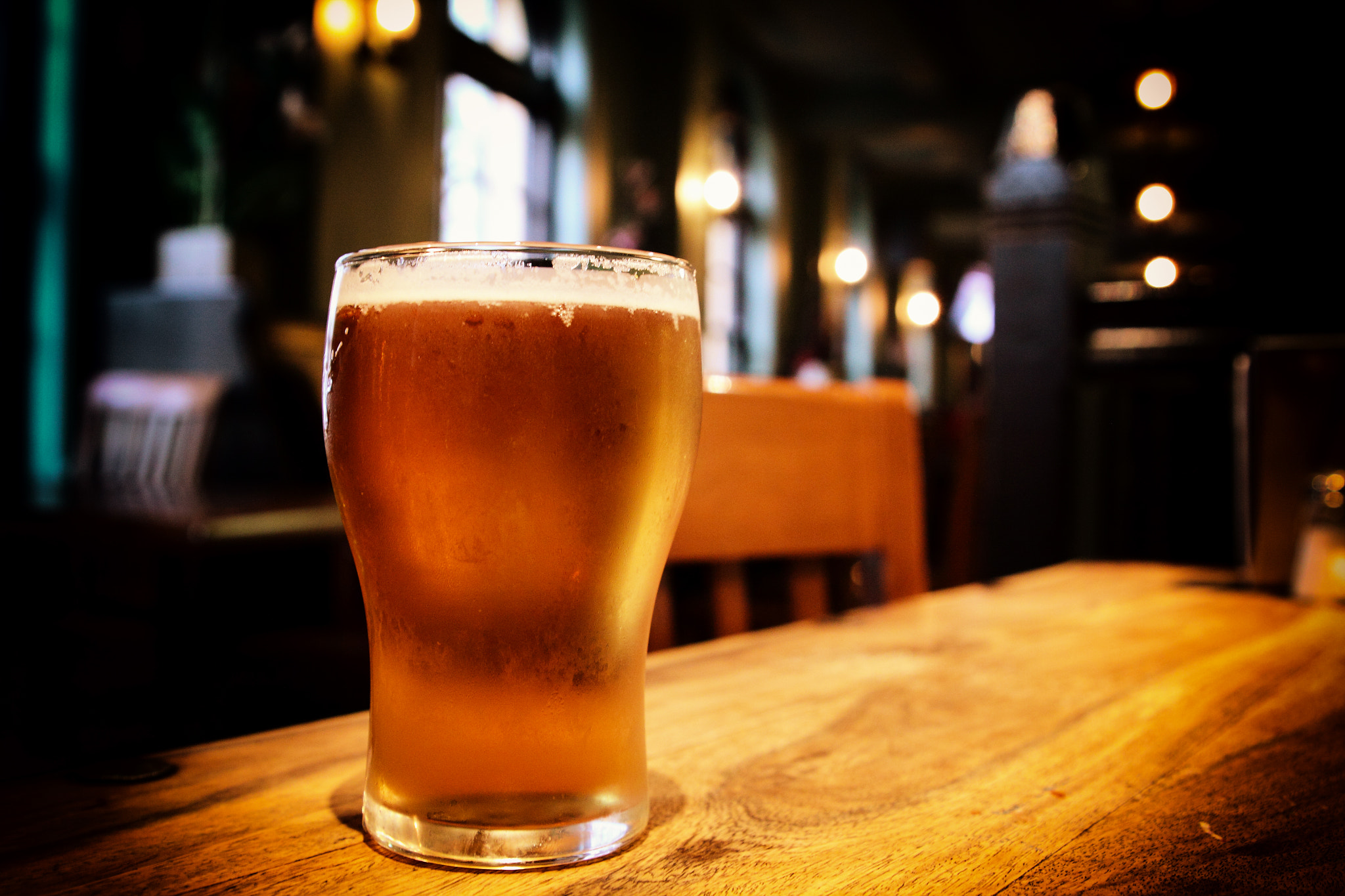 Canon EOS 50D + Sigma 24-70mm F2.8 EX DG Macro sample photo. Closeup of a glass of fresh foamy beer on a table in a vintage b photography