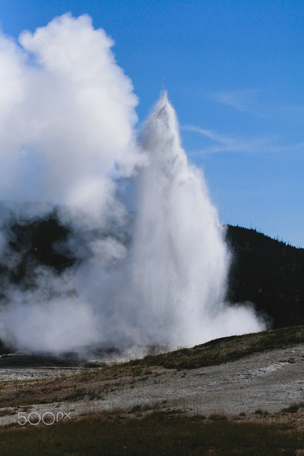 Canon EOS 400D (EOS Digital Rebel XTi / EOS Kiss Digital X) sample photo. Old faithful yellowstone photography