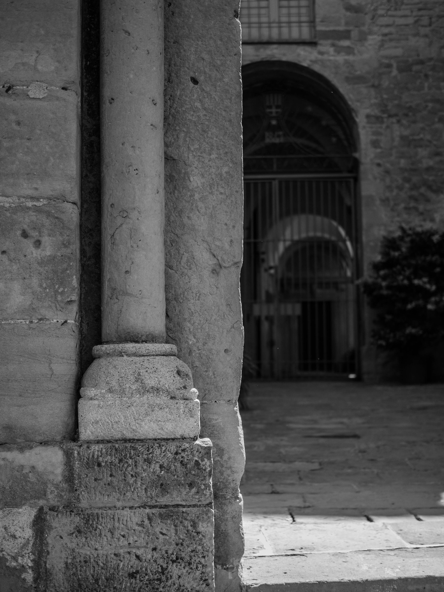 Olympus OM-D E-M10 II + Olympus M.Zuiko Digital 25mm F1.8 sample photo. Entrance to the cloister photography