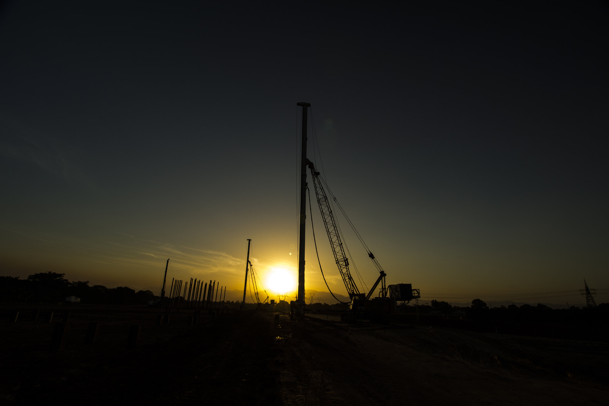 Canon EOS 700D (EOS Rebel T5i / EOS Kiss X7i) + Canon EF-S 10-18mm F4.5–5.6 IS STM sample photo. Job site sunset photography