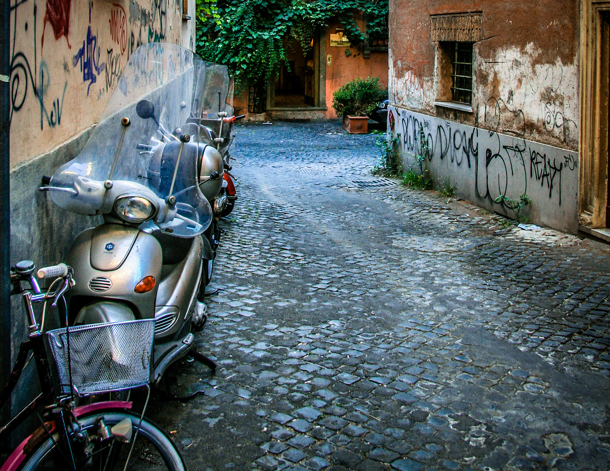 Canon EOS 400D (EOS Digital Rebel XTi / EOS Kiss Digital X) sample photo. Rome is beautiful regardless… photography