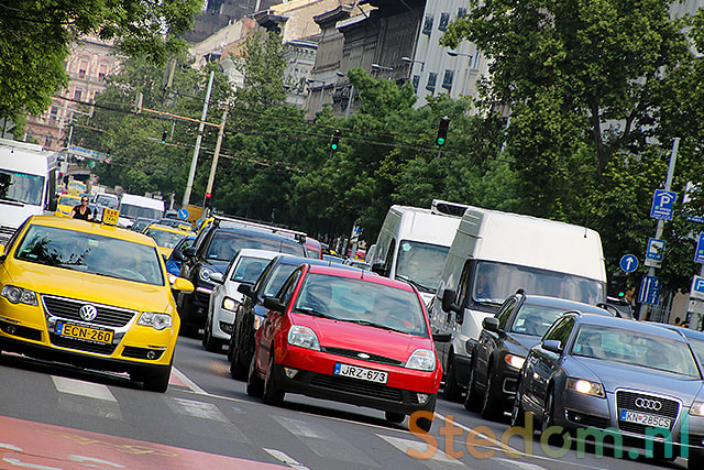 Canon EOS 750D (EOS Rebel T6i / EOS Kiss X8i) sample photo. Traffic in budapest photography
