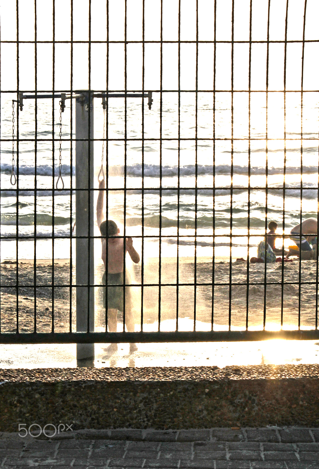 Canon EOS 550D (EOS Rebel T2i / EOS Kiss X4) sample photo. Boy under the shower on the beach photography